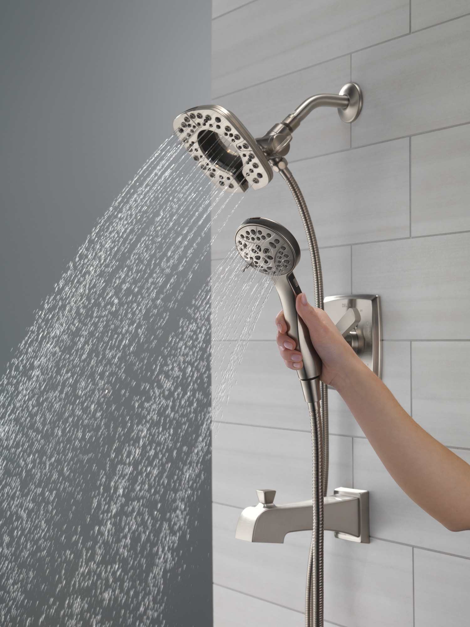 Grifo de bañera y regadera redondo de acero inoxidable con 2 manijas y múltiples funciones Delta Ashlyn de 5.5 pulgadas - SS-I T17464-SS-I
