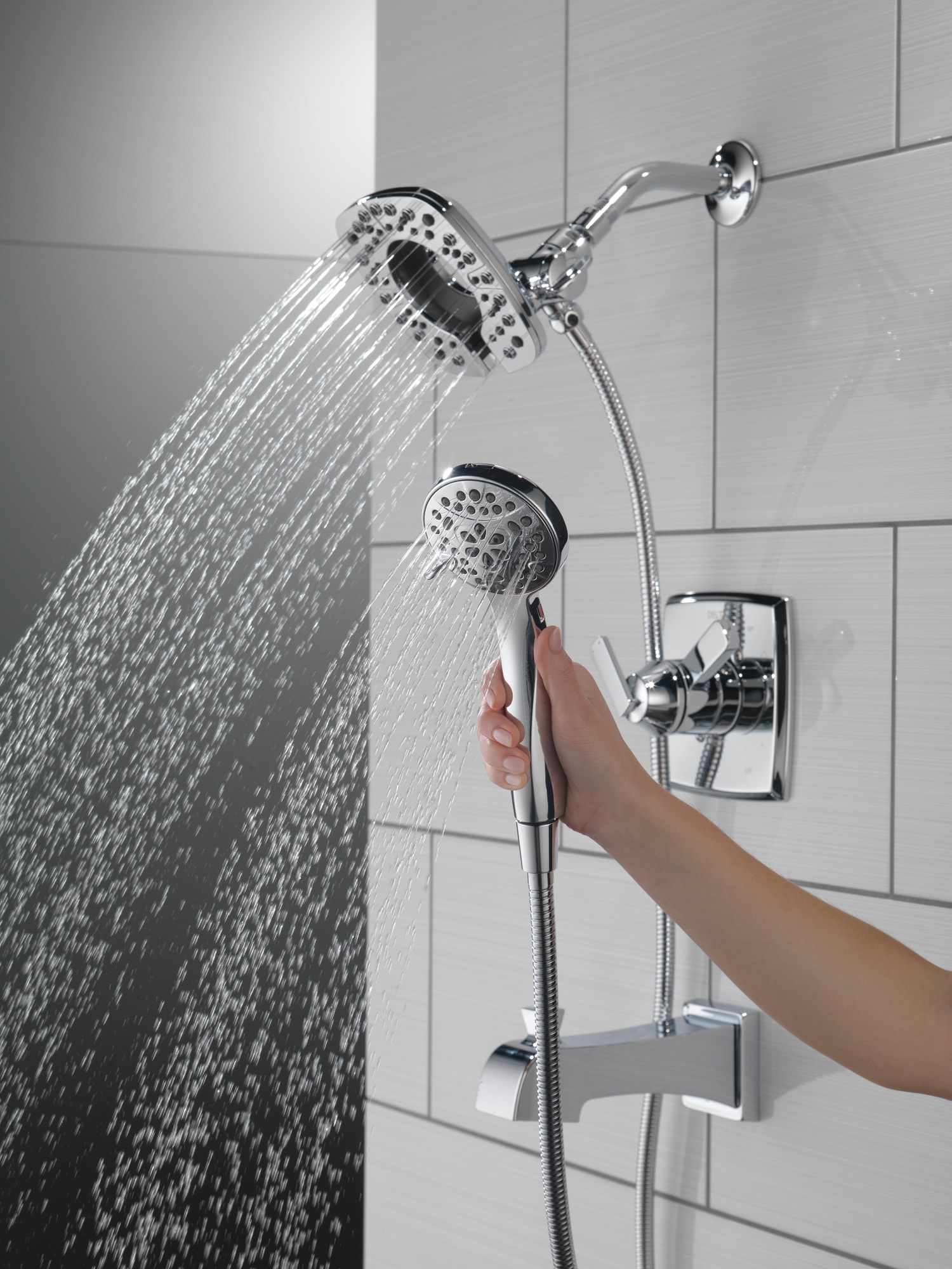 Grifo para Bañera y Ducha Redondo de 6.57 Pulgadas con Dos Manijas en Cromo Delta Ashlyn T17464-I de Funciones Múltiples