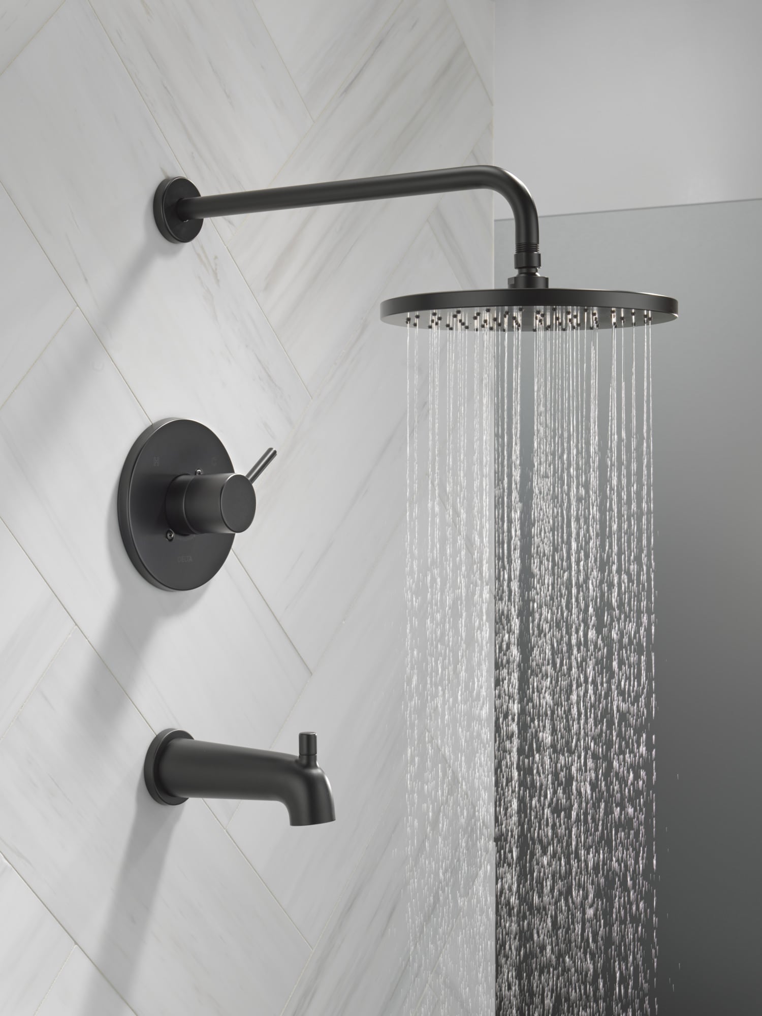 Grifo de bañera y regadera redondo de 10 pulgadas con acabado mate negro de un solo mango y función única Delta Modern