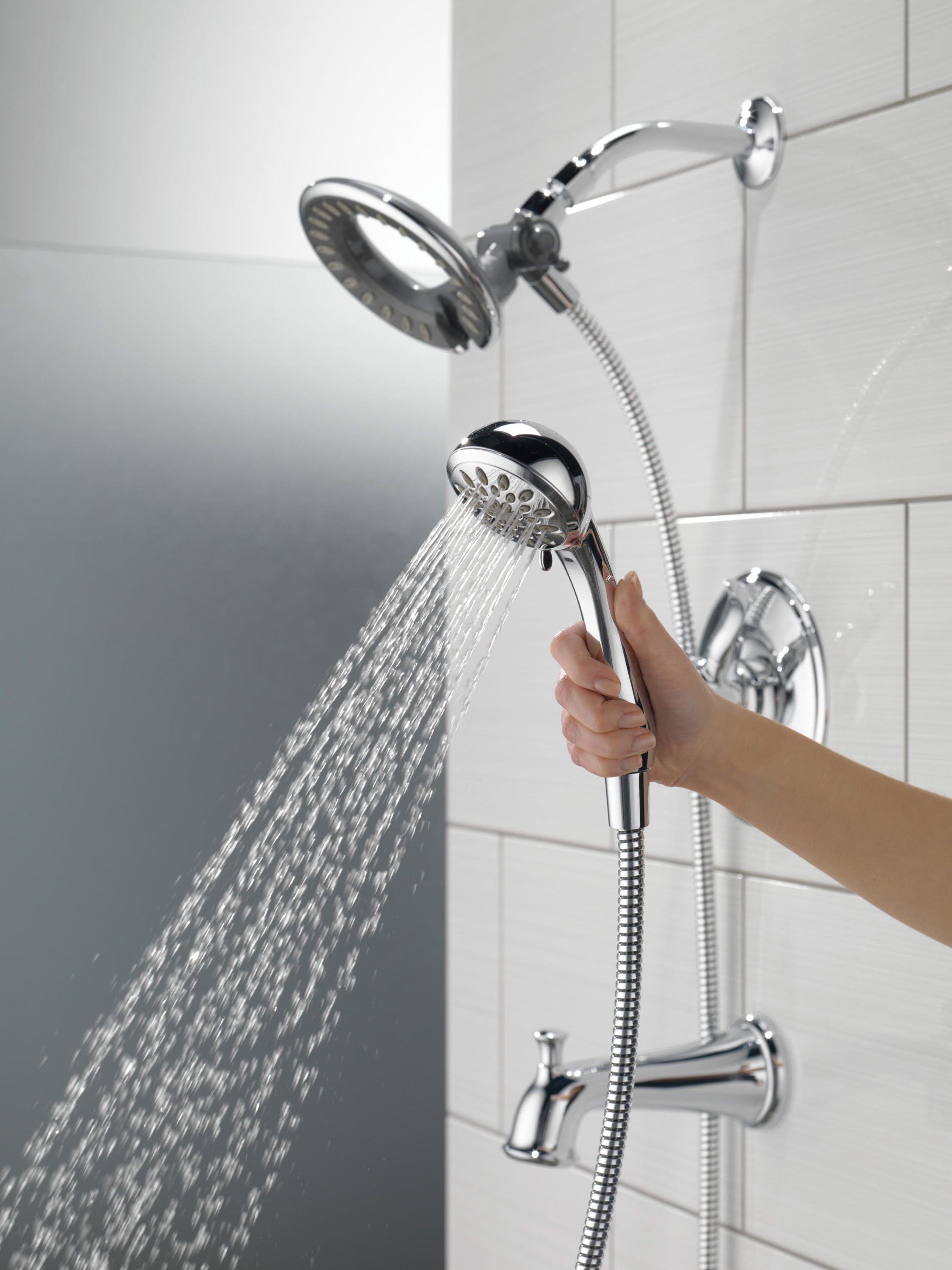 Llave mezcladora para bañera y regadera redonda de 6.1250 pulgadas, multi-función y de doble manija en cromo Delta Linden T17494-I