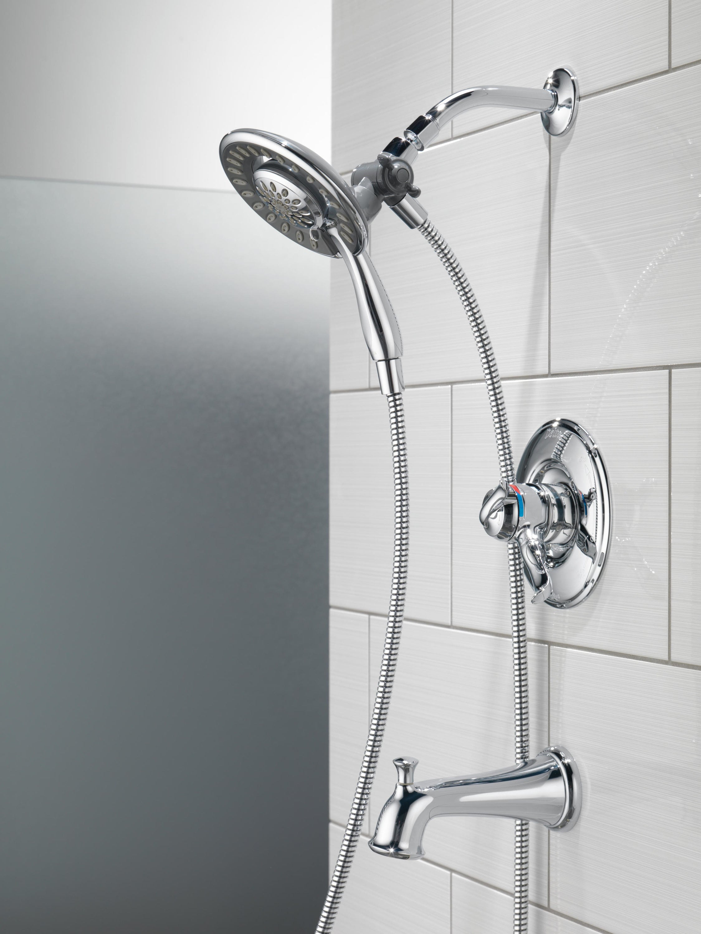 Llave mezcladora para bañera y regadera redonda de 6.1250 pulgadas, multi-función y de doble manija en cromo Delta Linden T17494-I
