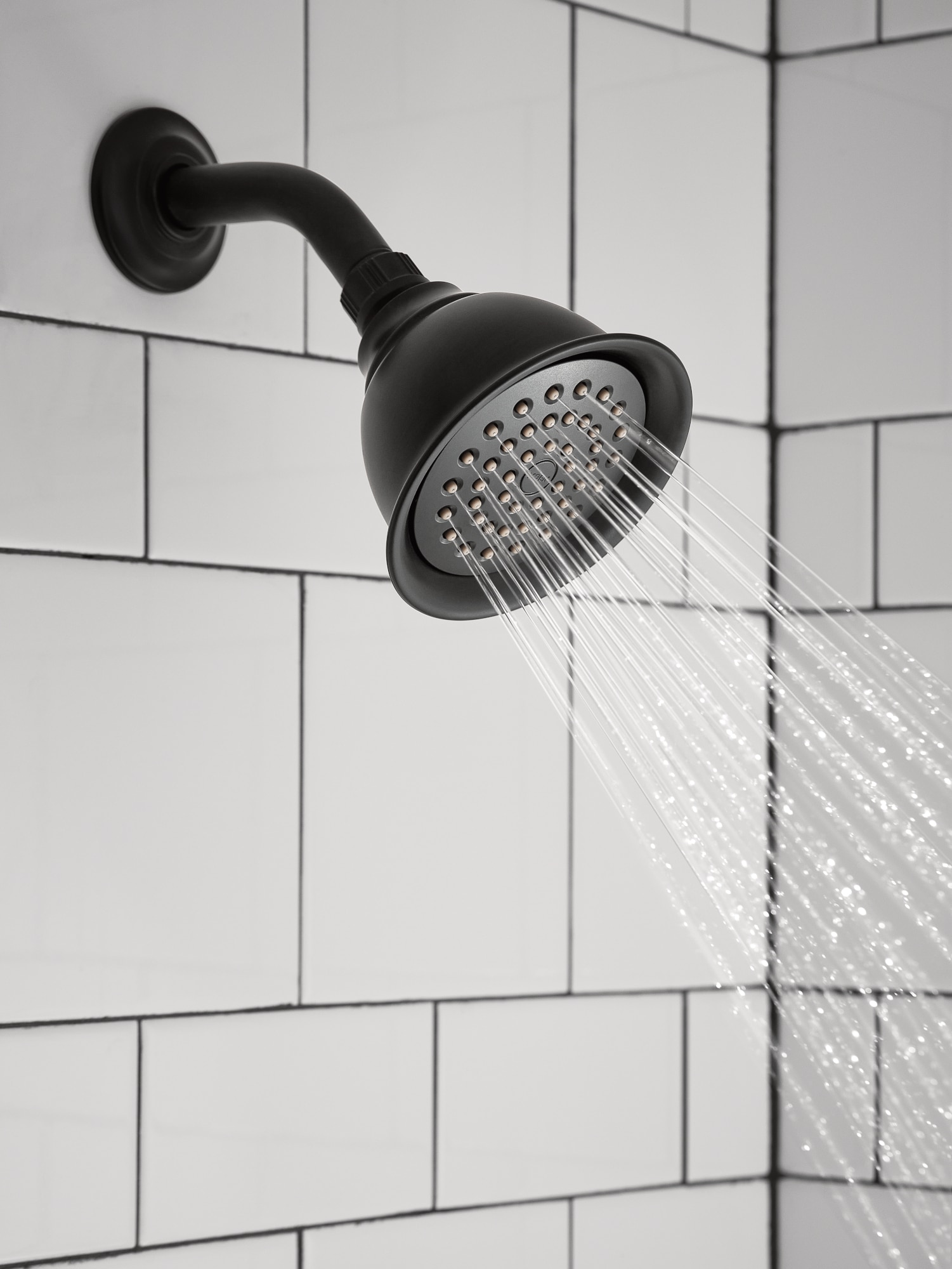 Mezcladora de bañera y regadera con acabado negro mate de 1 mango y función individual de 4 pulgadas de la línea Moen Caldwell con válvula 82496EPBL