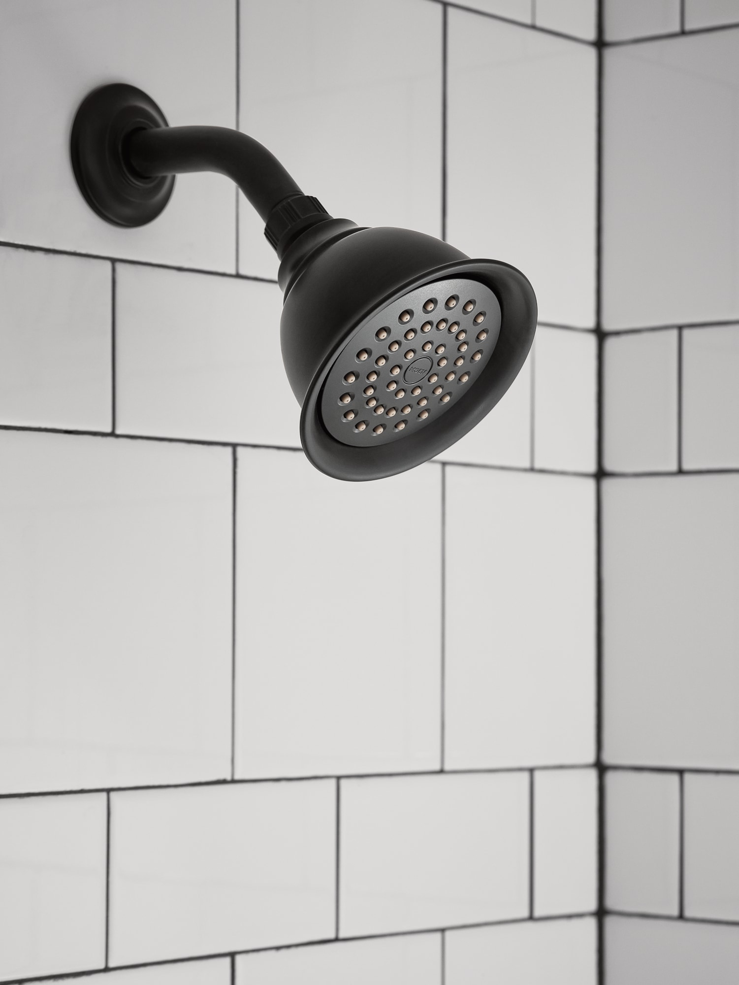 Mezcladora de bañera y regadera con acabado negro mate de 1 mango y función individual de 4 pulgadas de la línea Moen Caldwell con válvula 82496EPBL