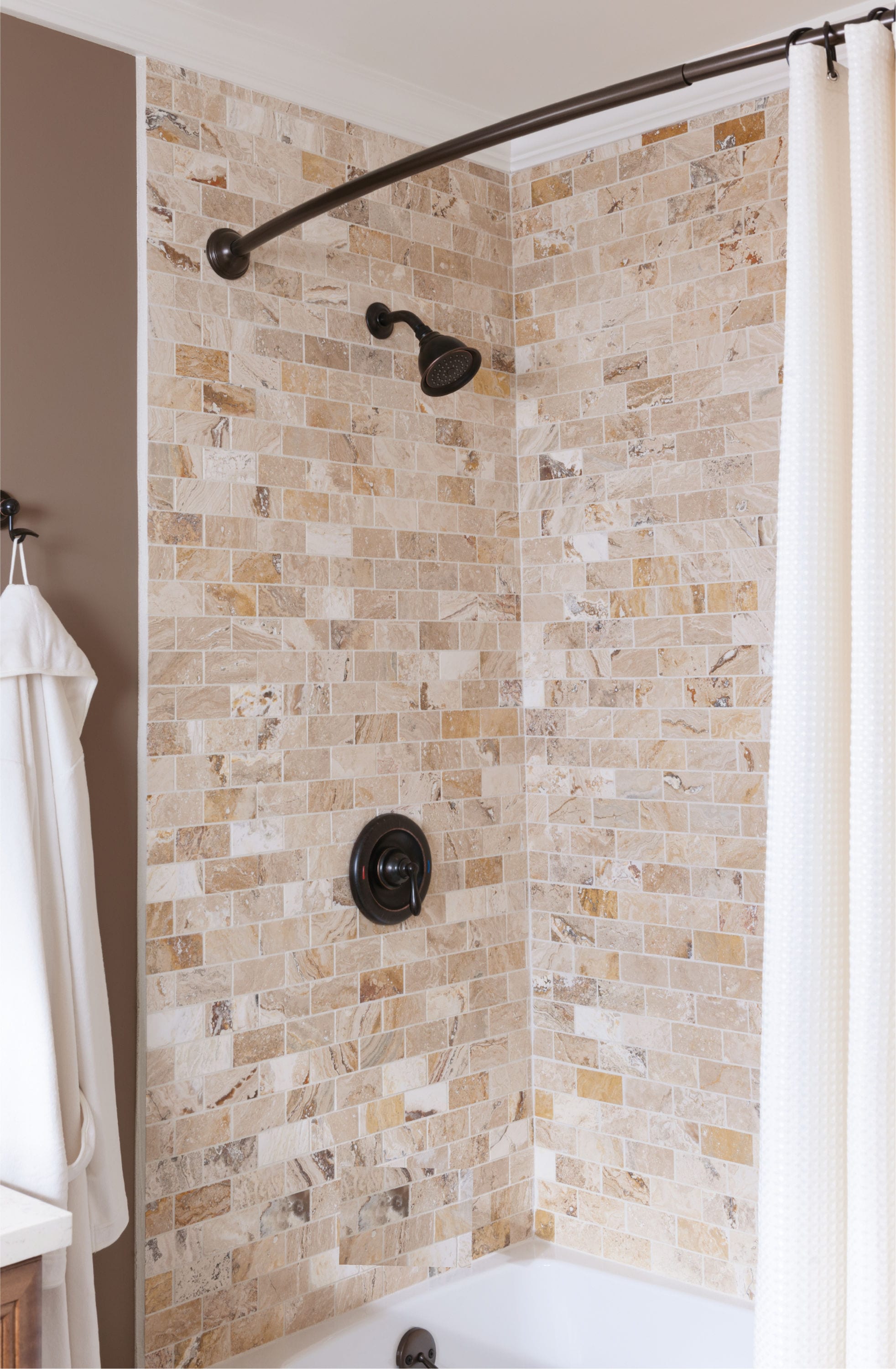 Grifería para bañera y ducha de 1 manija en bronce mediterráneo de Moen Caldwell con función única de 4 pulgadas, modelo 82496EPBRB