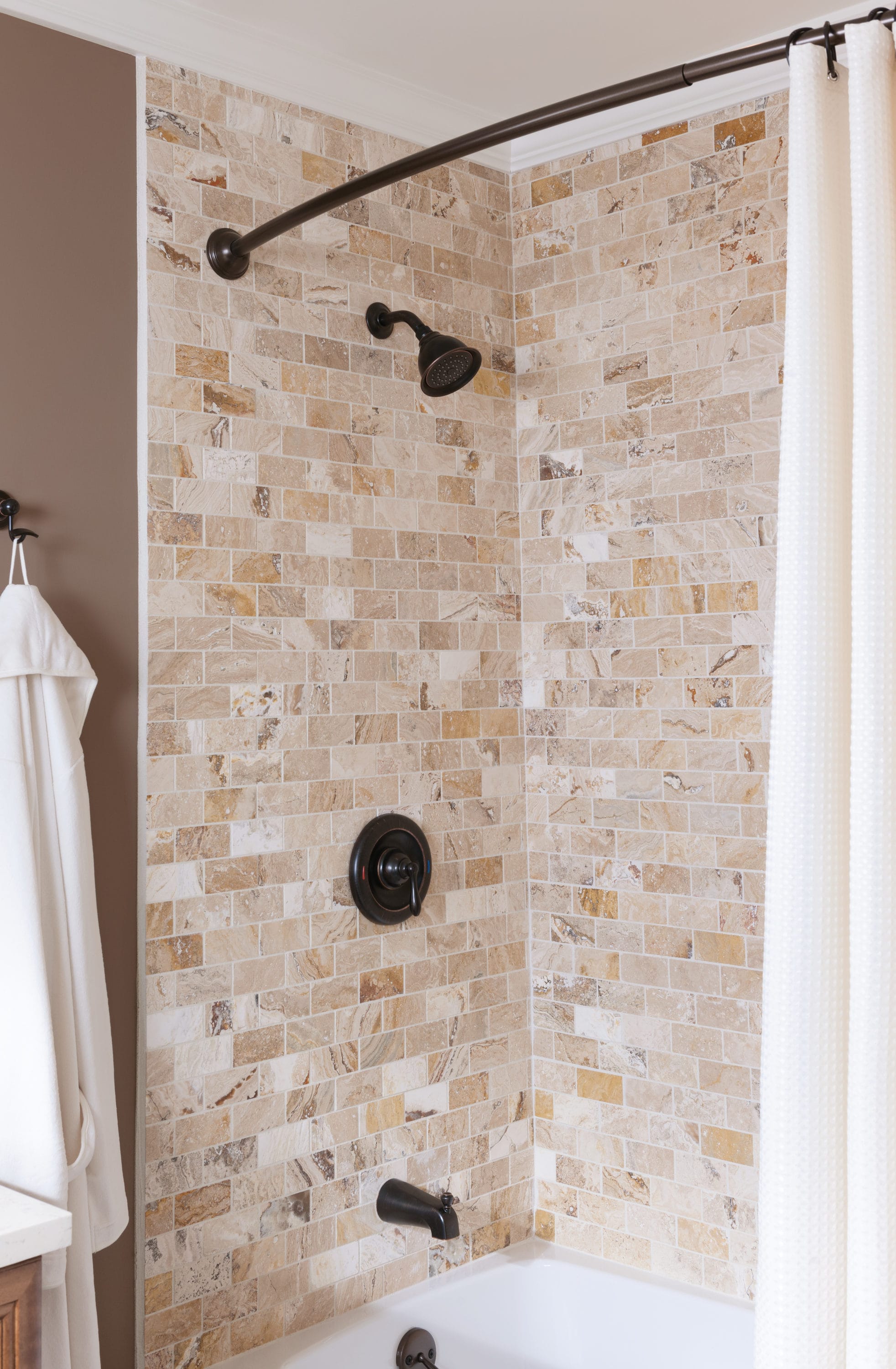 Grifería para bañera y ducha de 1 manija en bronce mediterráneo de Moen Caldwell con función única de 4 pulgadas, modelo 82496EPBRB