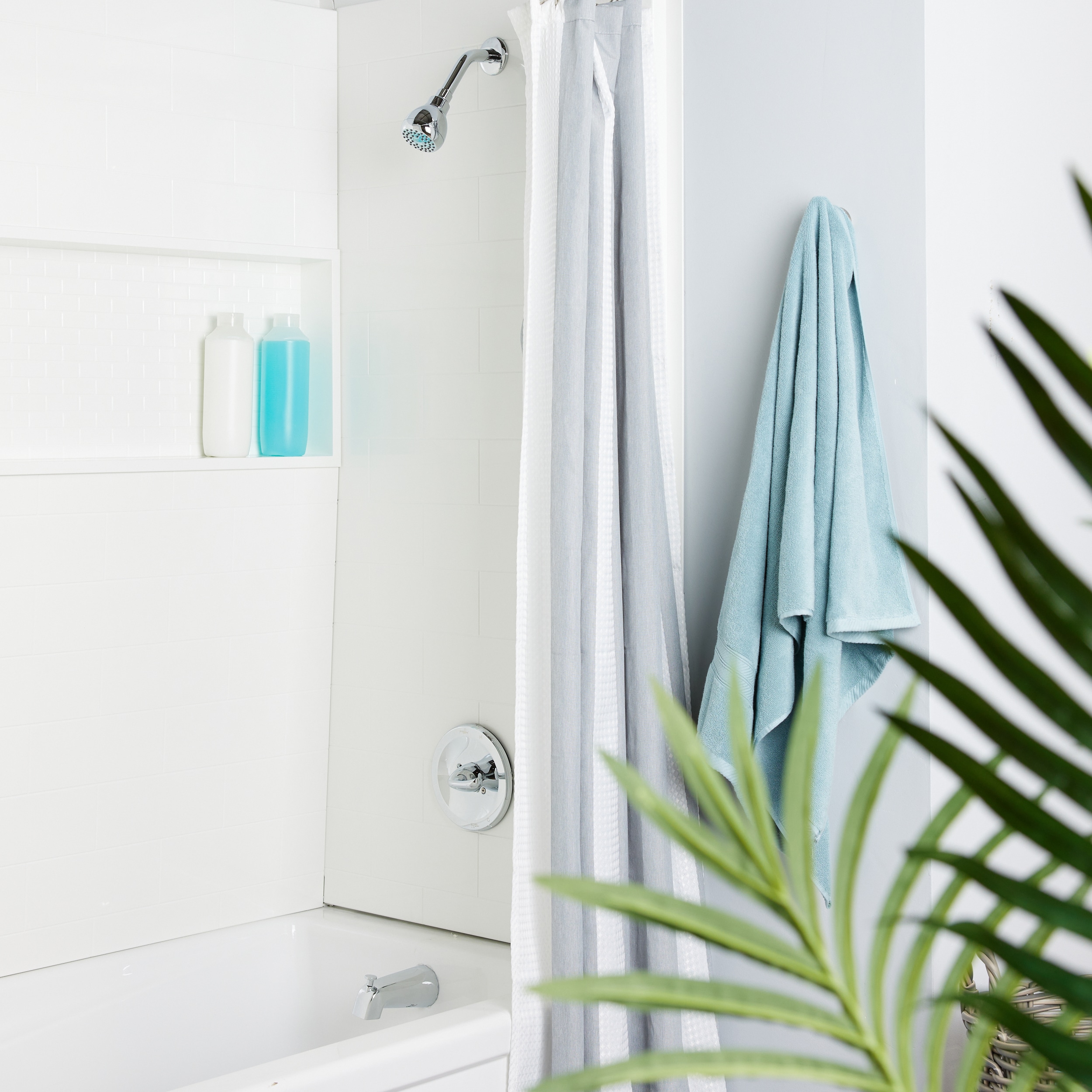 Grifo de bañera y ducha redondo de 2.75 pulgadas de un solo control y una sola función en cromo Project Source Dover con válvula
