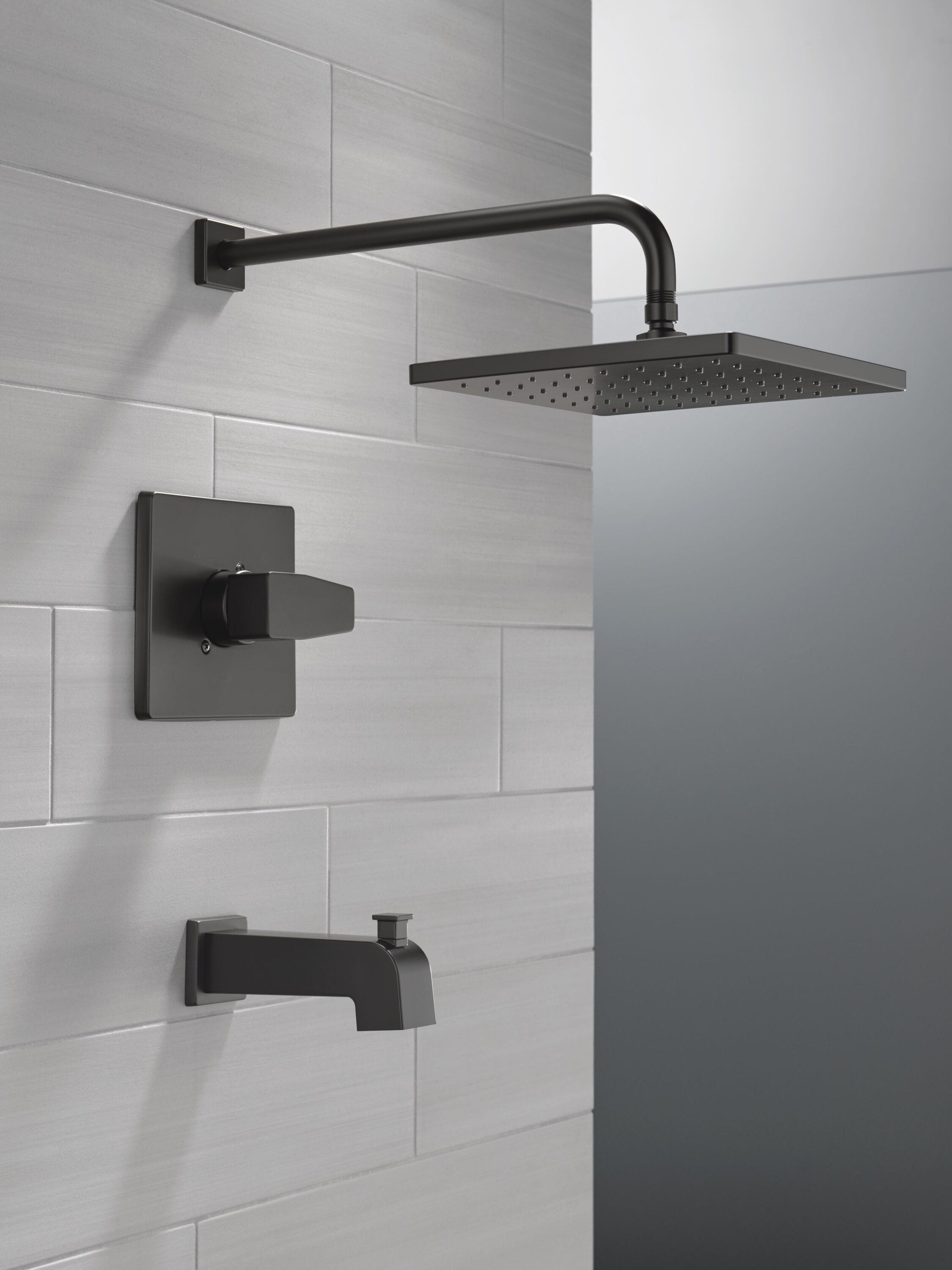 Grifo de bañera y regadera cuadrado de 10 pulgadas con un solo mango en negro mate moderno Delta T14468-BL-PP