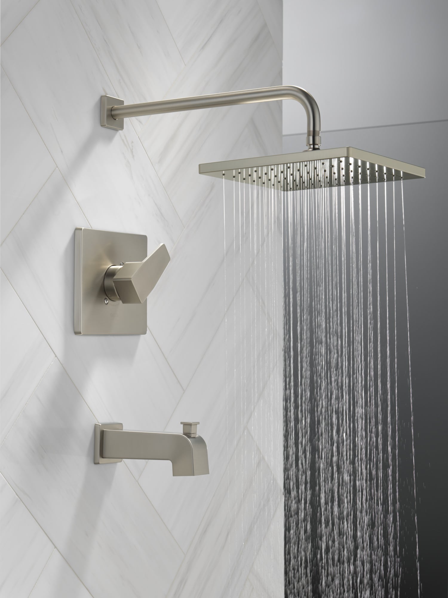 Grifo de bañera y regadera cuadrado de 10 pulgadas de acero inoxidable con un solo control y función, con tecnología SpotShield y diseño moderno de Delta T14468-SP-PP.