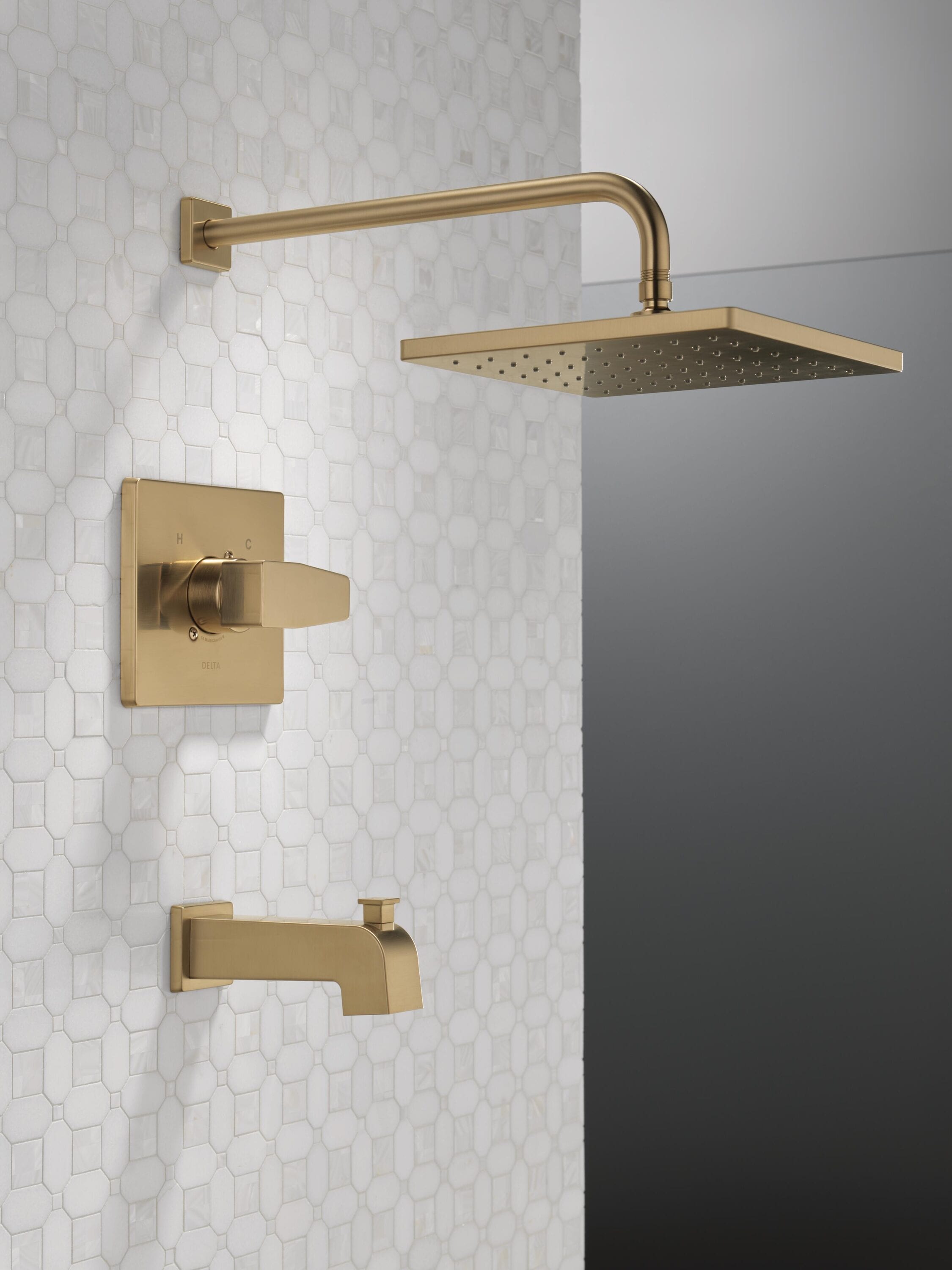 Grifo de Bañera y Ducha Cuadrado de 10 Pulgadas con Acabado en Bronce Champagne y una Manija de Delta Moderno