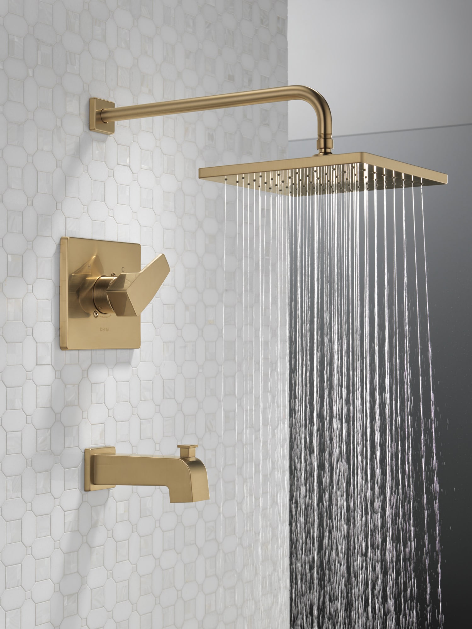 Grifo de Bañera y Ducha Cuadrado de 10 Pulgadas con Acabado en Bronce Champagne y una Manija de Delta Moderno