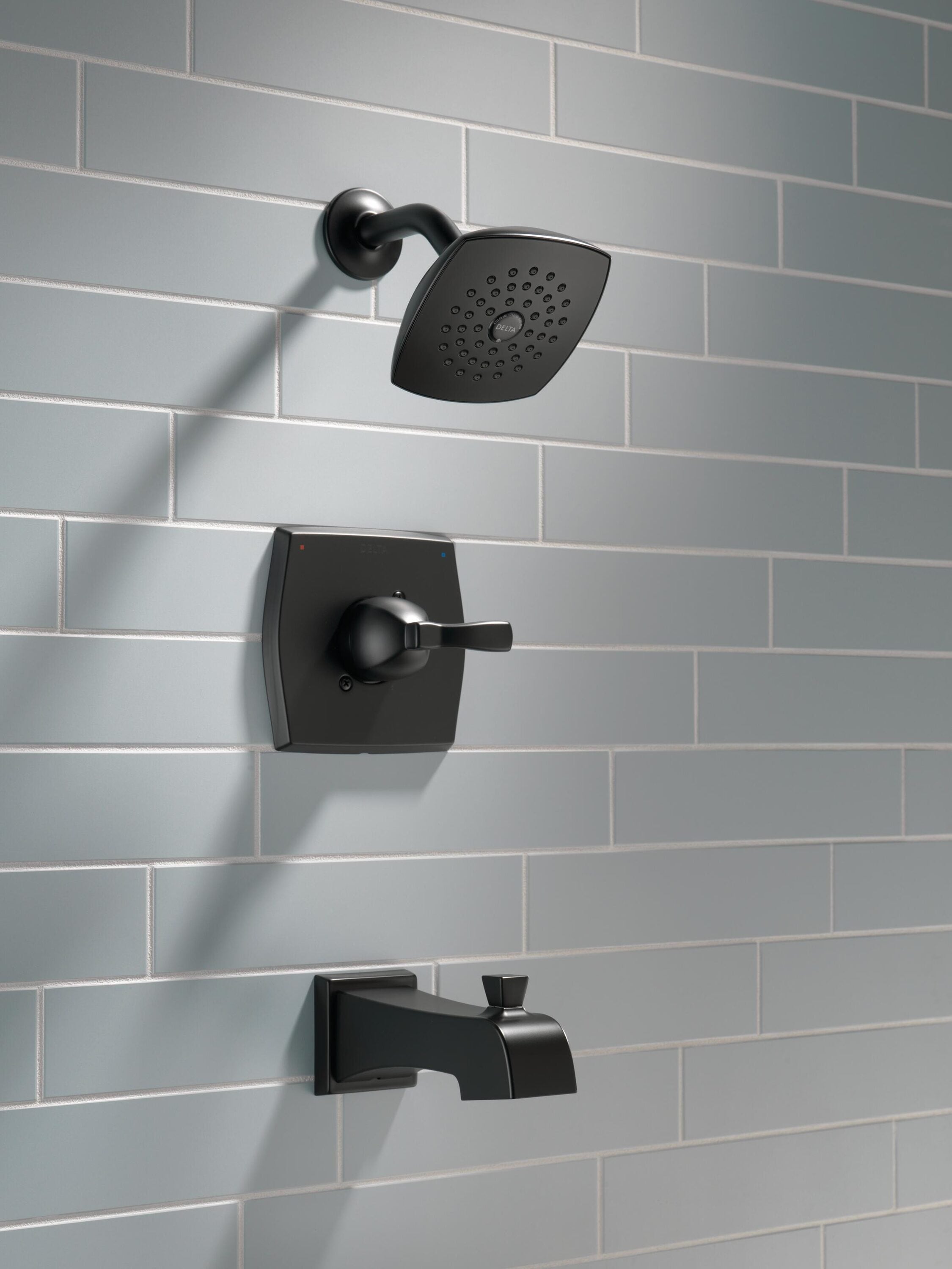 Grifo de bañera y ducha redondo de 5.25 pulgadas con acabado negro opaco de un solo mango y función única de Delta Flynn con válvula 144768C-BL.