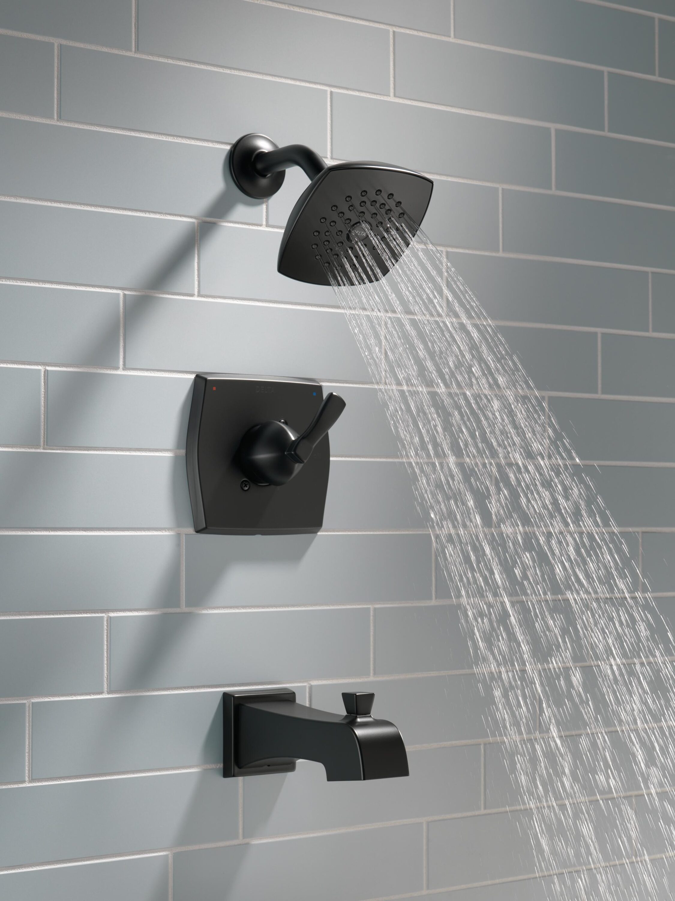 Grifo de bañera y ducha redondo de 5.25 pulgadas con acabado negro opaco de un solo mango y función única de Delta Flynn con válvula 144768C-BL.