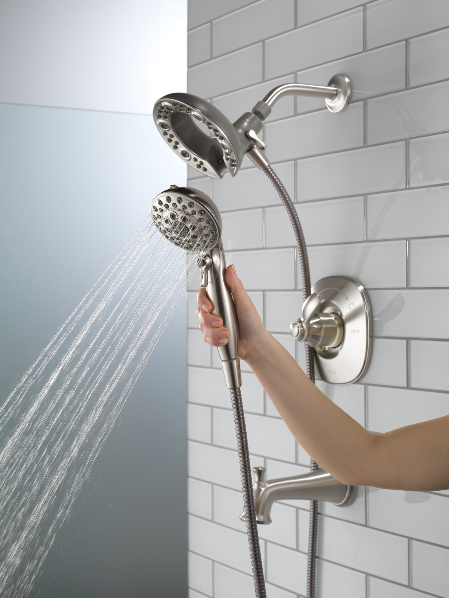 Mezcladora de bañera y regadera redonda de acero inoxidable con una sola manija y funciones múltiples de Delta Nura con Válvula 144710C-SS-I20 de 6.46 pulgadas.