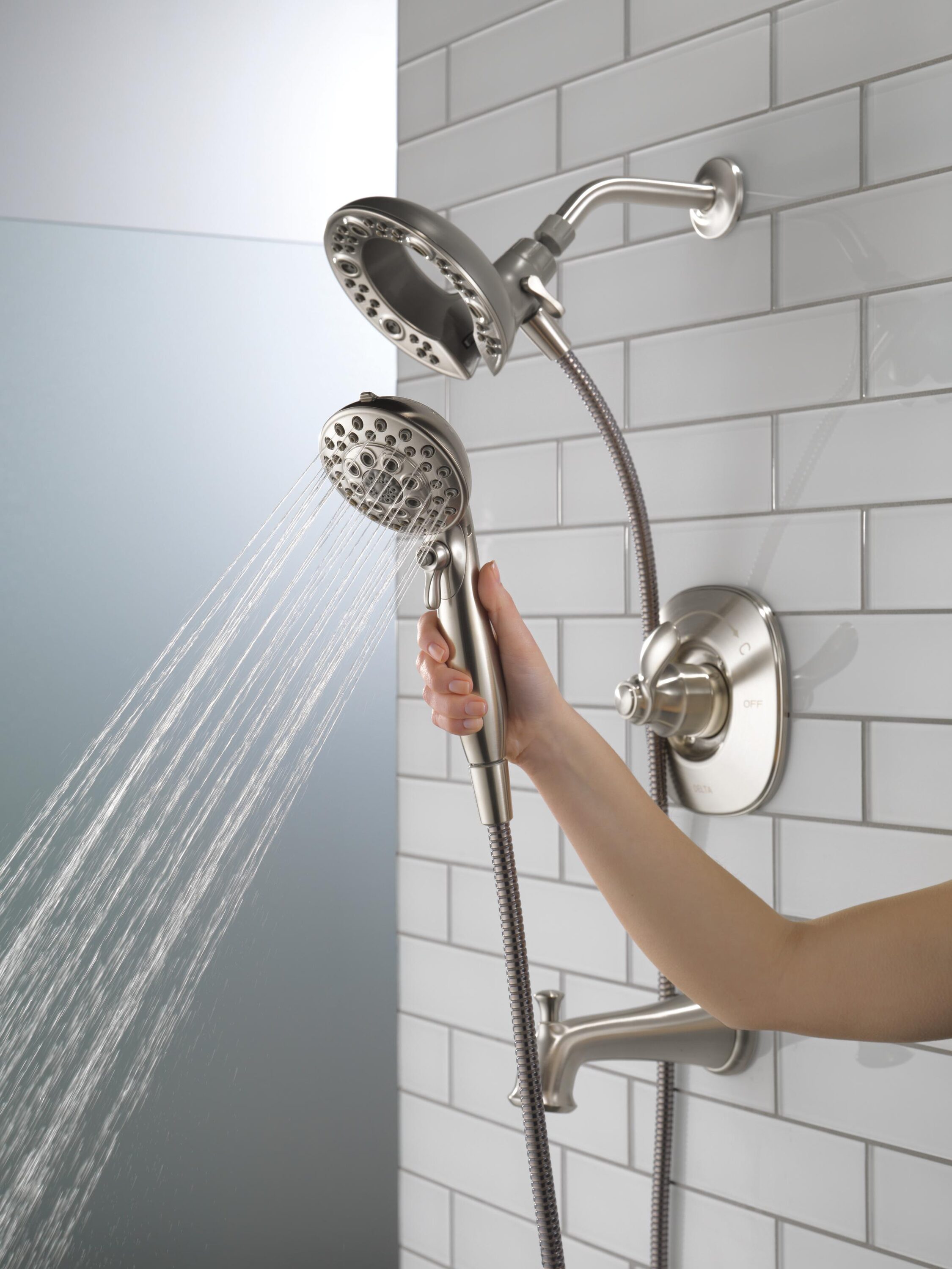 Mezcladora de bañera y regadera redonda de acero inoxidable con una sola manija y funciones múltiples de Delta Nura con Válvula 144710C-SS-I20 de 6.46 pulgadas.