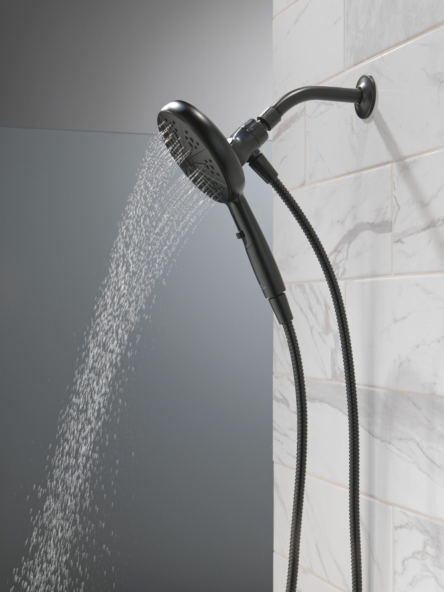 Grifo para bañera y ducha redondo de 6.5 pulgadas, de acabado mate negro, con una sola manija y funciones múltiples, marca Delta Nicoli, modelo 144749-BL-HS.