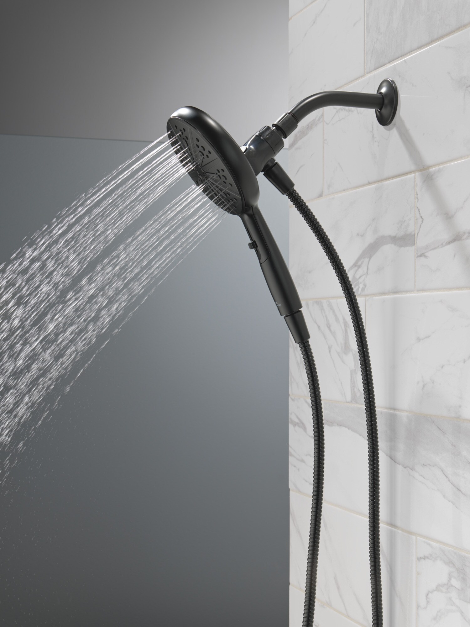 Grifo para bañera y ducha redondo de 6.5 pulgadas, de acabado mate negro, con una sola manija y funciones múltiples, marca Delta Nicoli, modelo 144749-BL-HS.