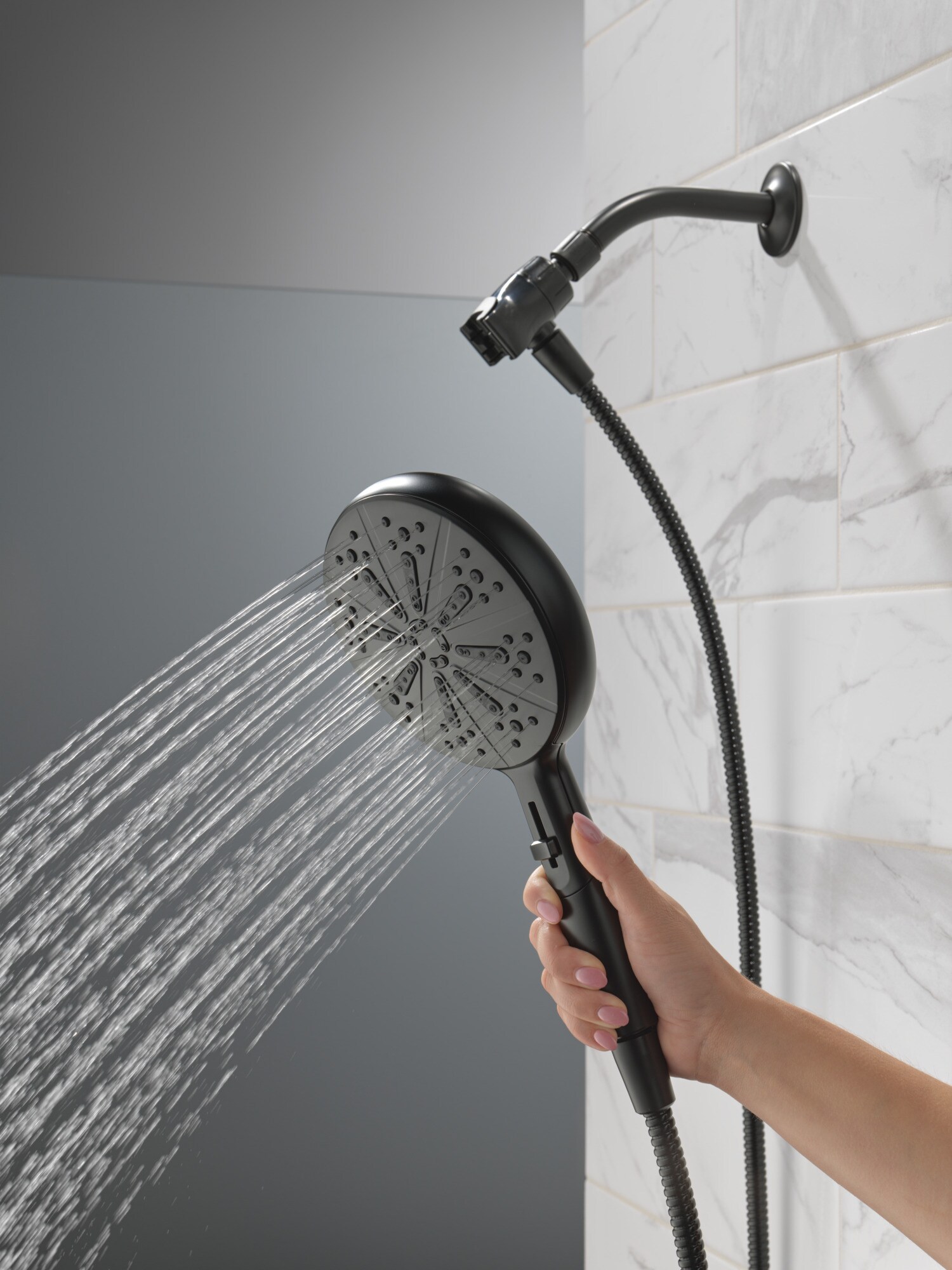 Grifo para bañera y ducha redondo de 6.5 pulgadas, de acabado mate negro, con una sola manija y funciones múltiples, marca Delta Nicoli, modelo 144749-BL-HS.