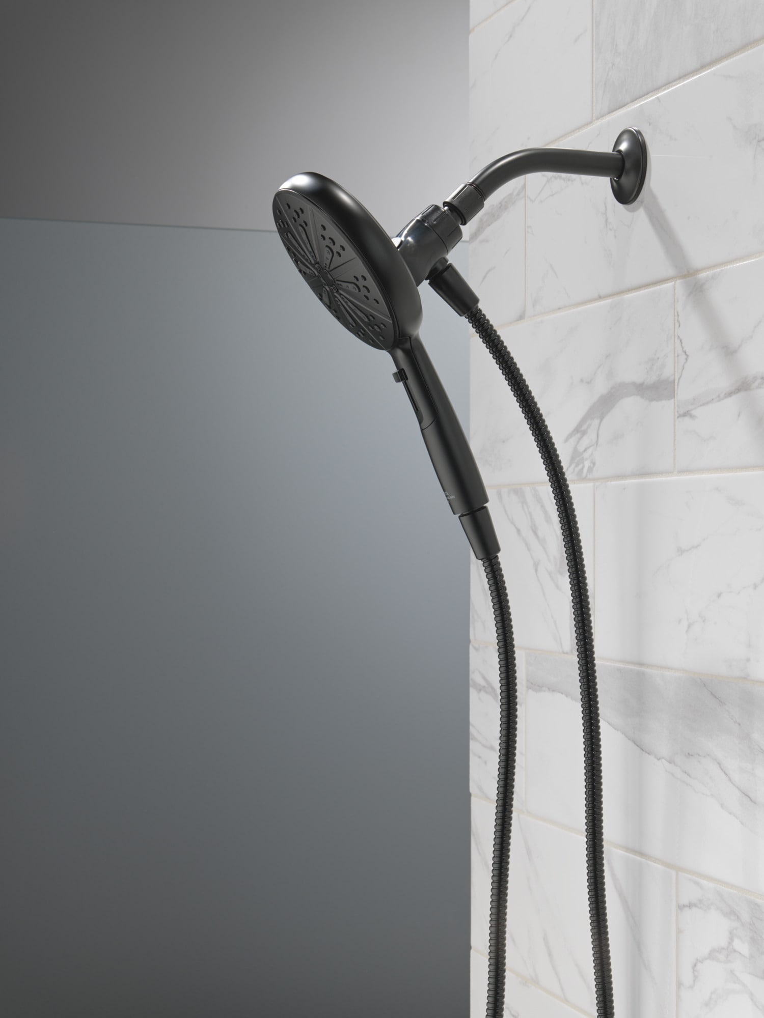 Grifo para bañera y ducha redondo de 6.5 pulgadas, de acabado mate negro, con una sola manija y funciones múltiples, marca Delta Nicoli, modelo 144749-BL-HS.