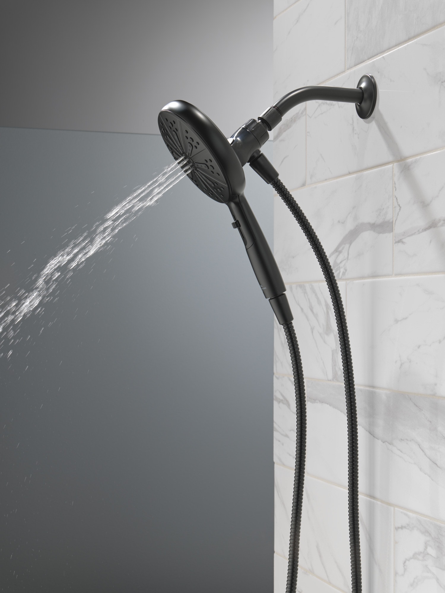 Grifo para bañera y ducha redondo de 6.5 pulgadas, de acabado mate negro, con una sola manija y funciones múltiples, marca Delta Nicoli, modelo 144749-BL-HS.