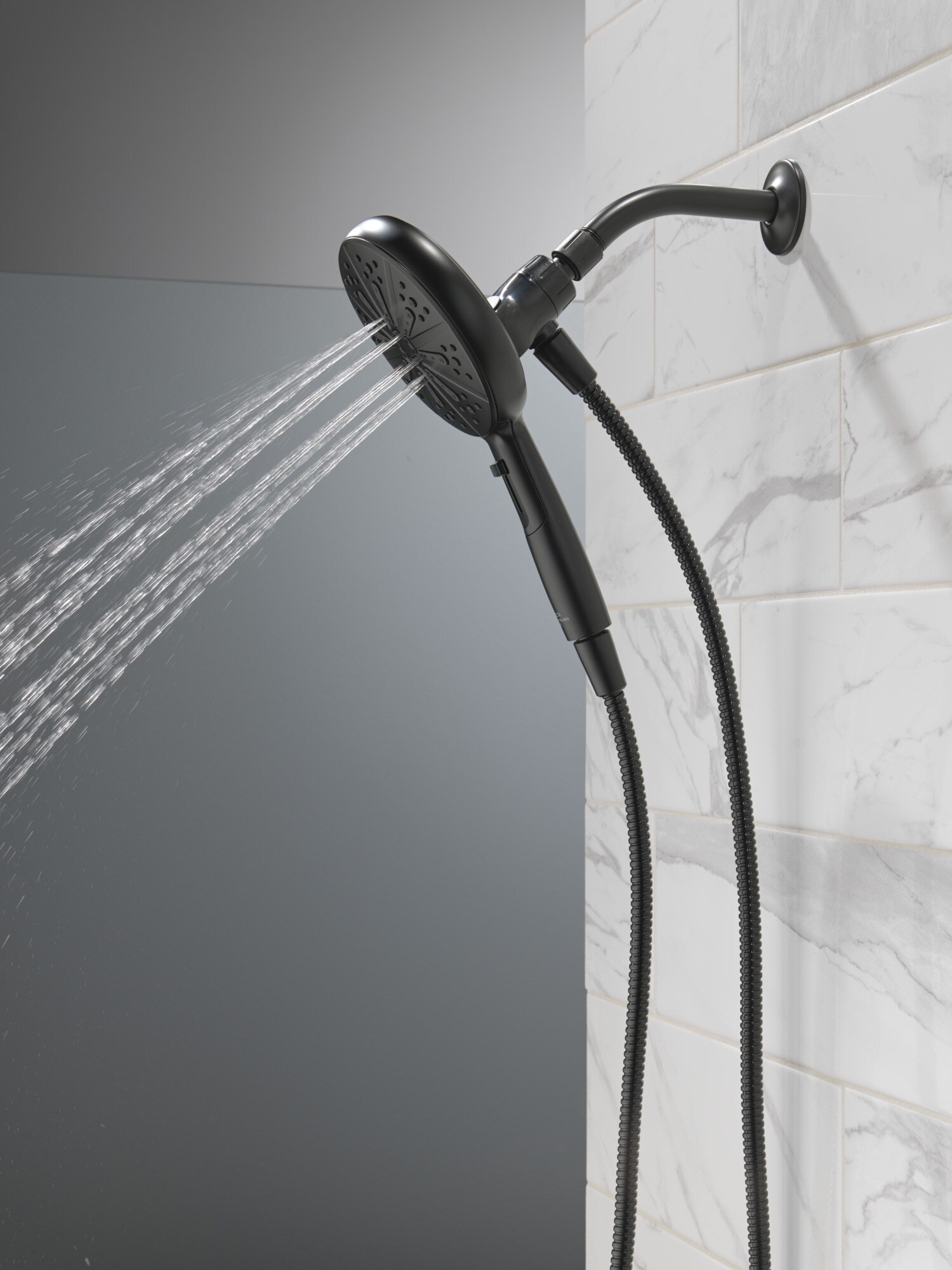 Grifo para bañera y ducha redondo de 6.5 pulgadas, de acabado mate negro, con una sola manija y funciones múltiples, marca Delta Nicoli, modelo 144749-BL-HS.
