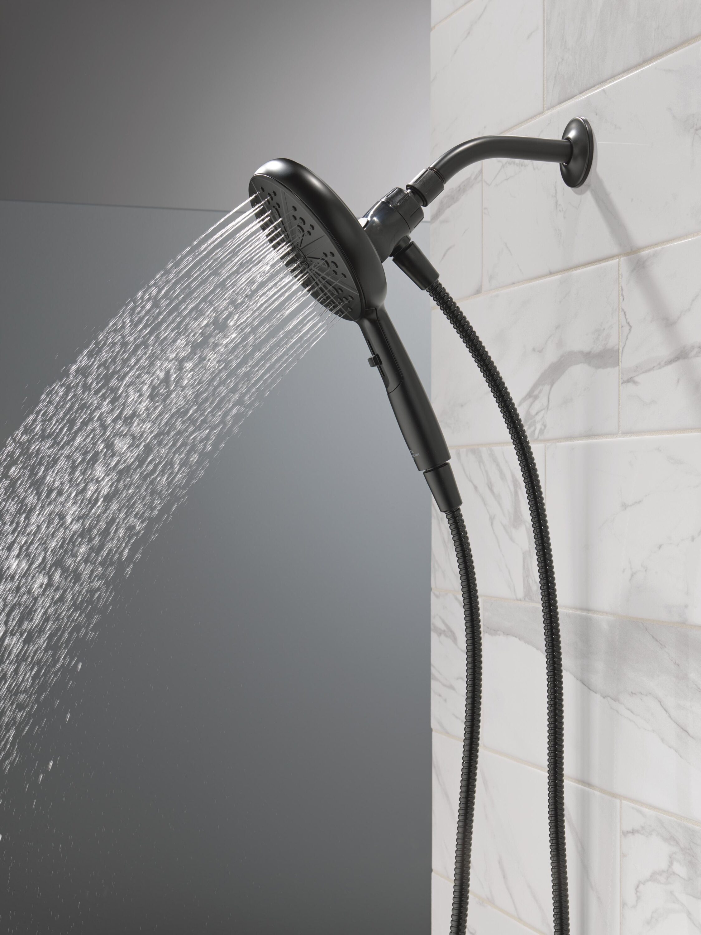 Grifo para bañera y ducha redondo de 6.5 pulgadas, de acabado mate negro, con una sola manija y funciones múltiples, marca Delta Nicoli, modelo 144749-BL-HS.
