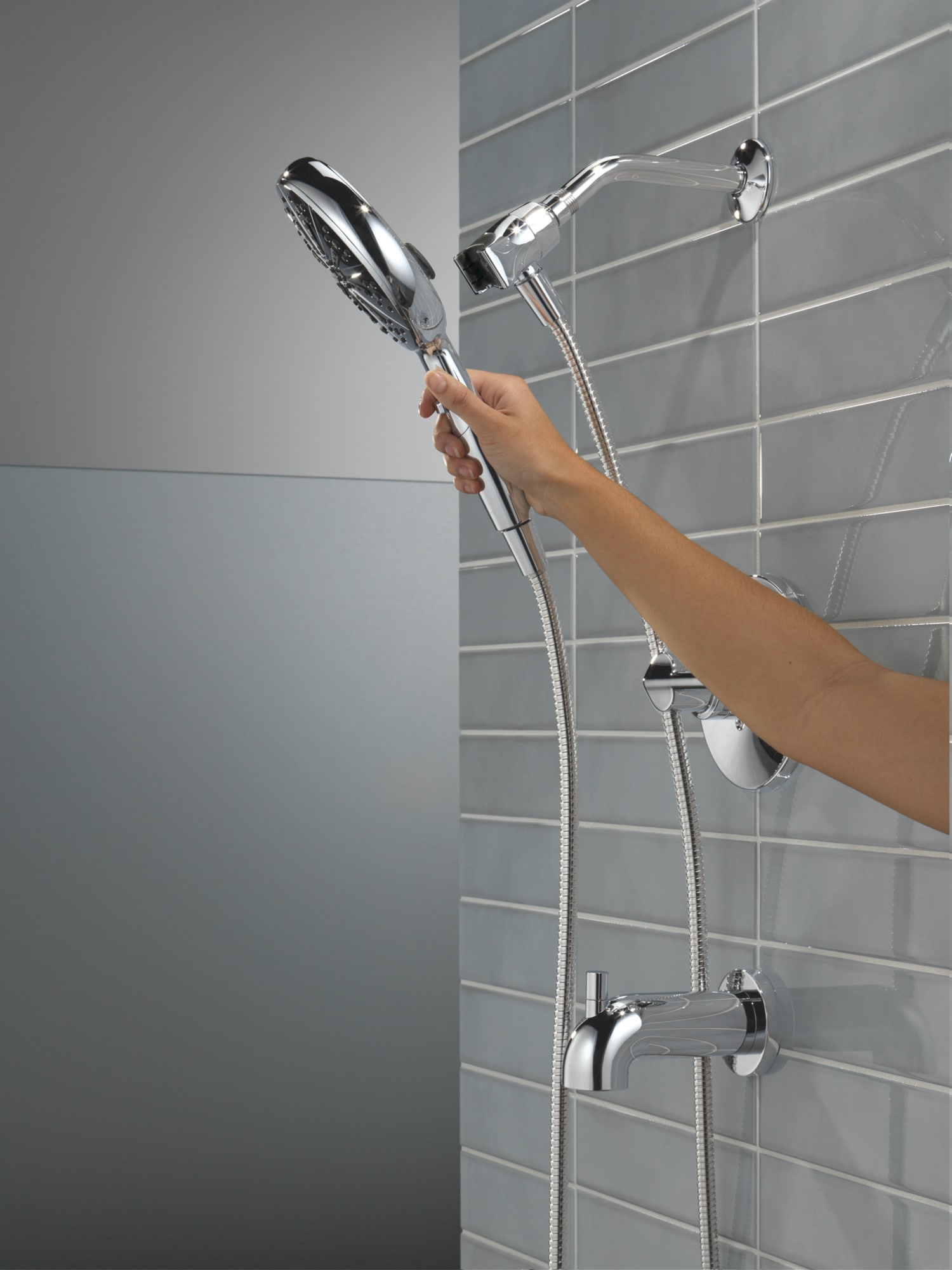 Llave Mezcladora para Tina y Ducha con Acabado en Cromo Pulido de Mango Único y Función Múltiple de 6.5 pulgadas de Diámetro de la Marca Delta con Válvula 144749-HS