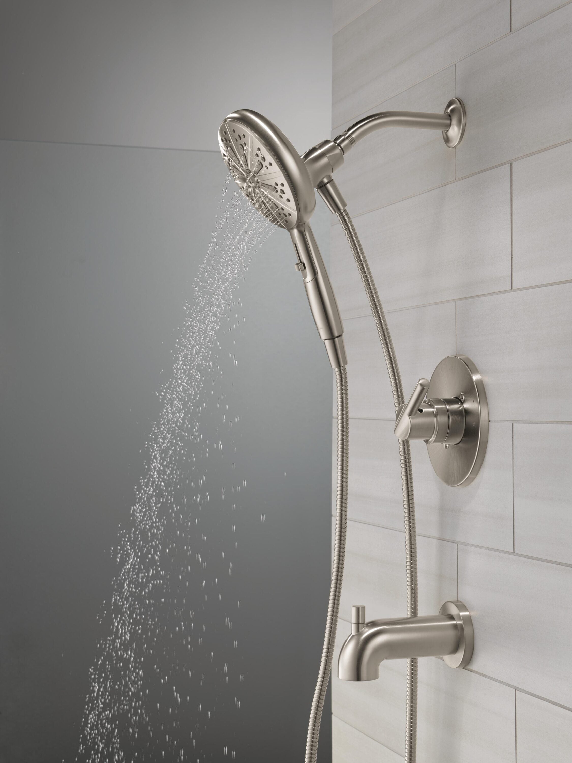 Grifería para bañera y regadera redonda de acero inoxidable Nicoli de Delta con 1 manija y función múltiple de 6.5 pulgadas, incluye válvula 144749-SS-HS.