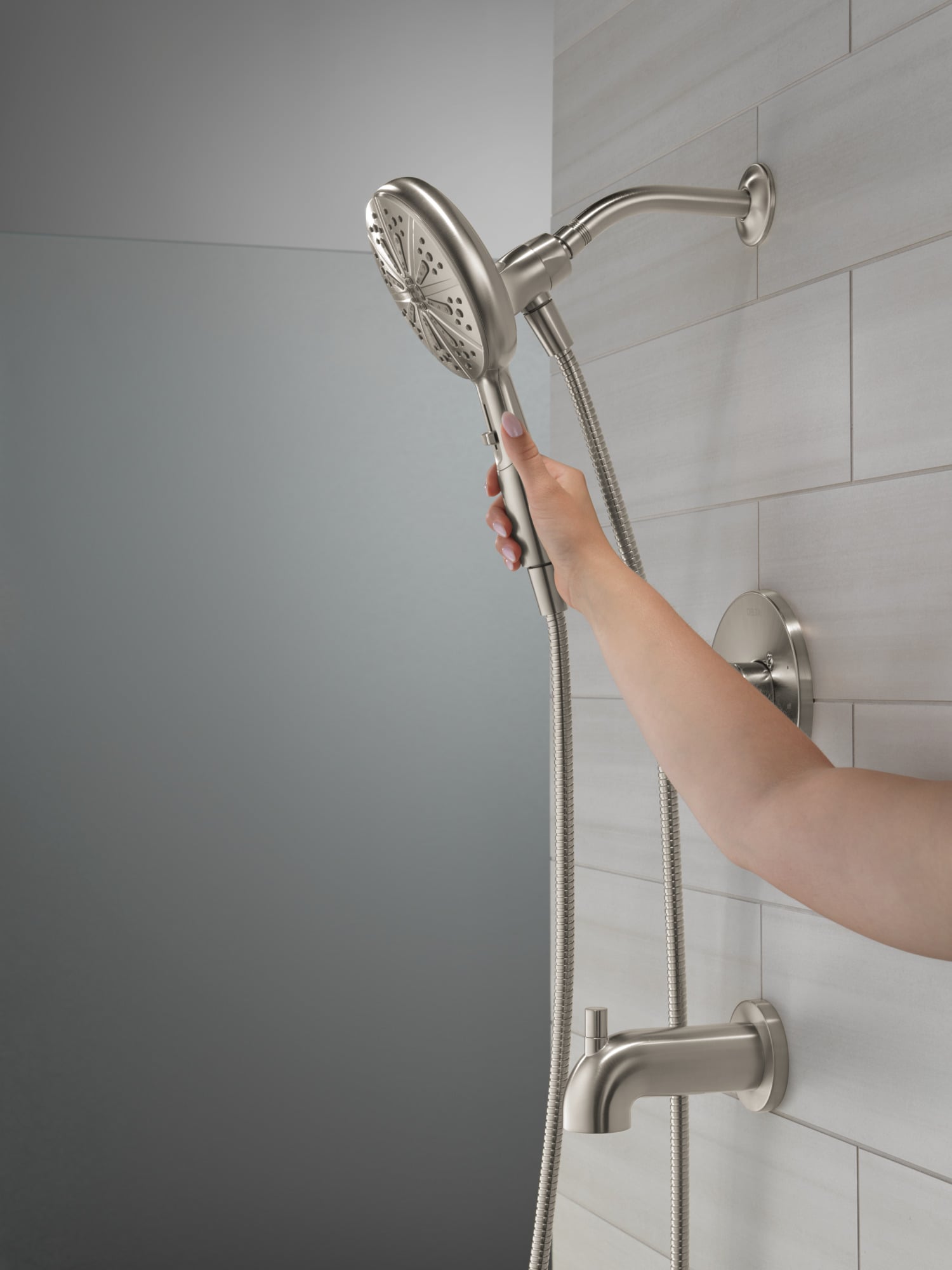 Grifería para bañera y regadera redonda de acero inoxidable Nicoli de Delta con 1 manija y función múltiple de 6.5 pulgadas, incluye válvula 144749-SS-HS.