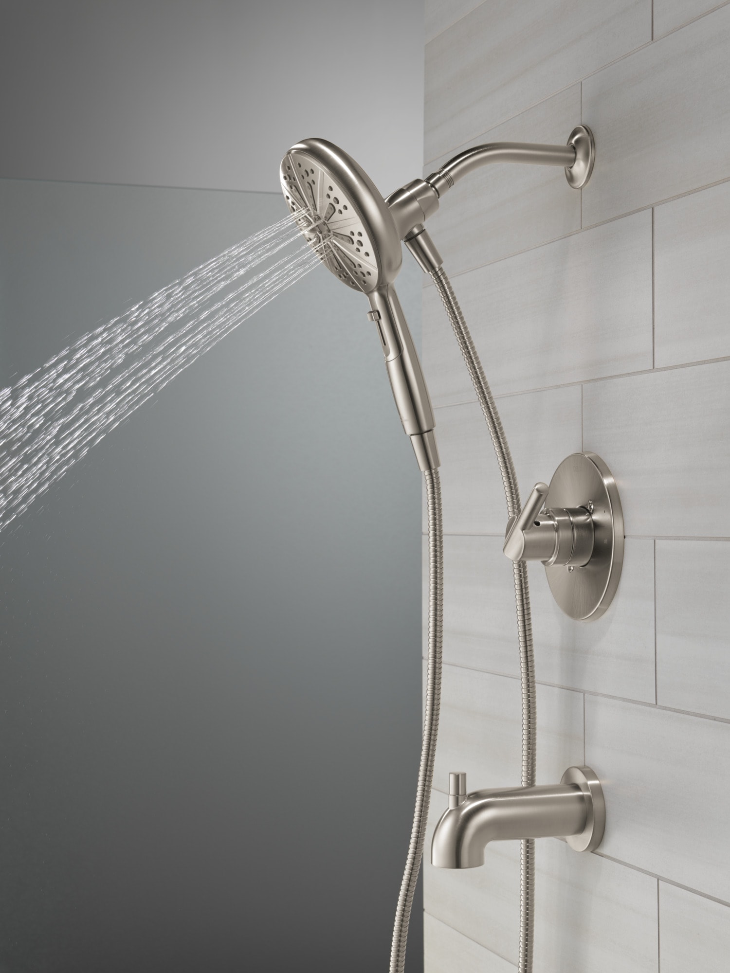 Grifería para bañera y regadera redonda de acero inoxidable Nicoli de Delta con 1 manija y función múltiple de 6.5 pulgadas, incluye válvula 144749-SS-HS.