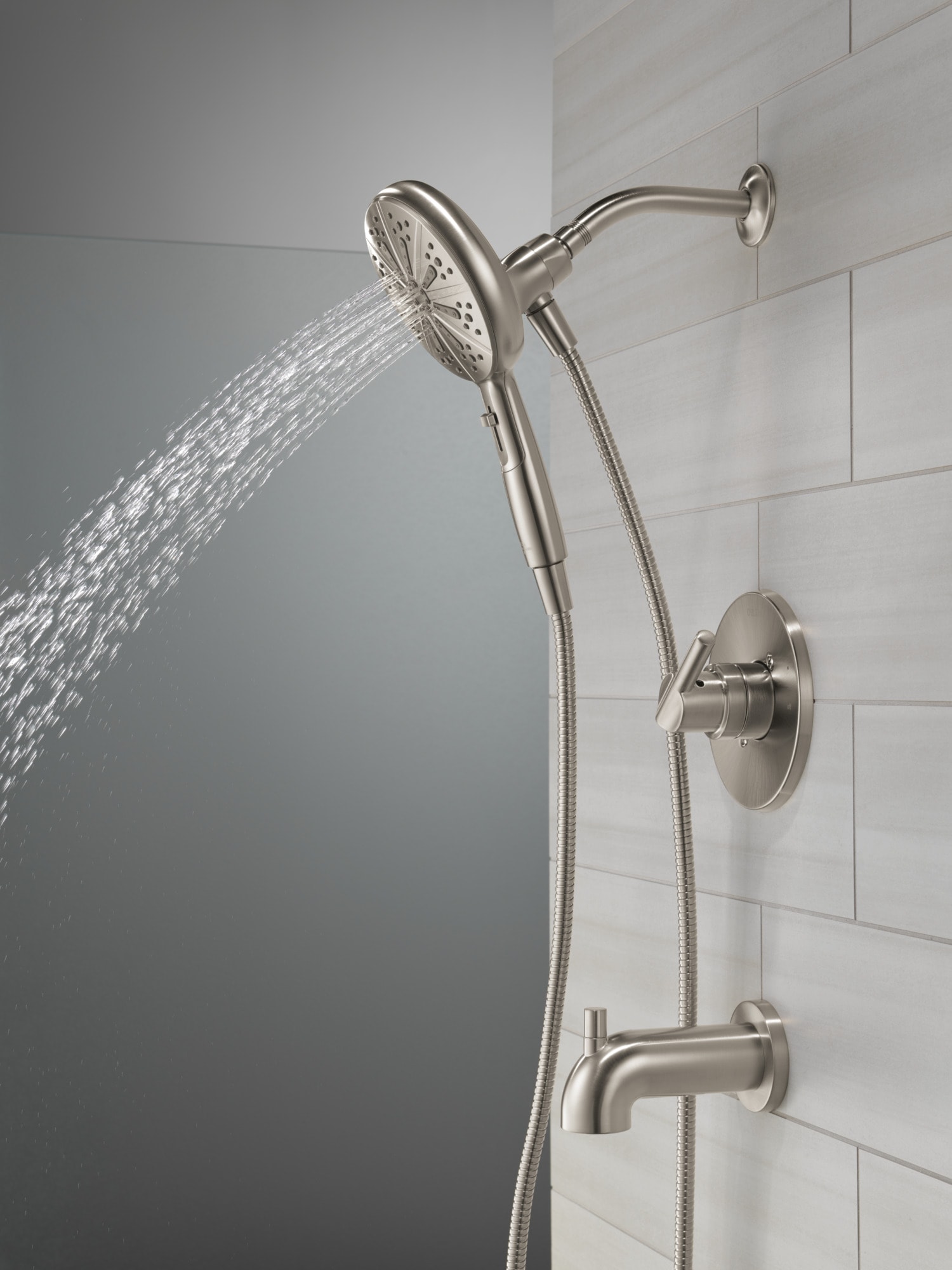 Grifería para bañera y regadera redonda de acero inoxidable Nicoli de Delta con 1 manija y función múltiple de 6.5 pulgadas, incluye válvula 144749-SS-HS.