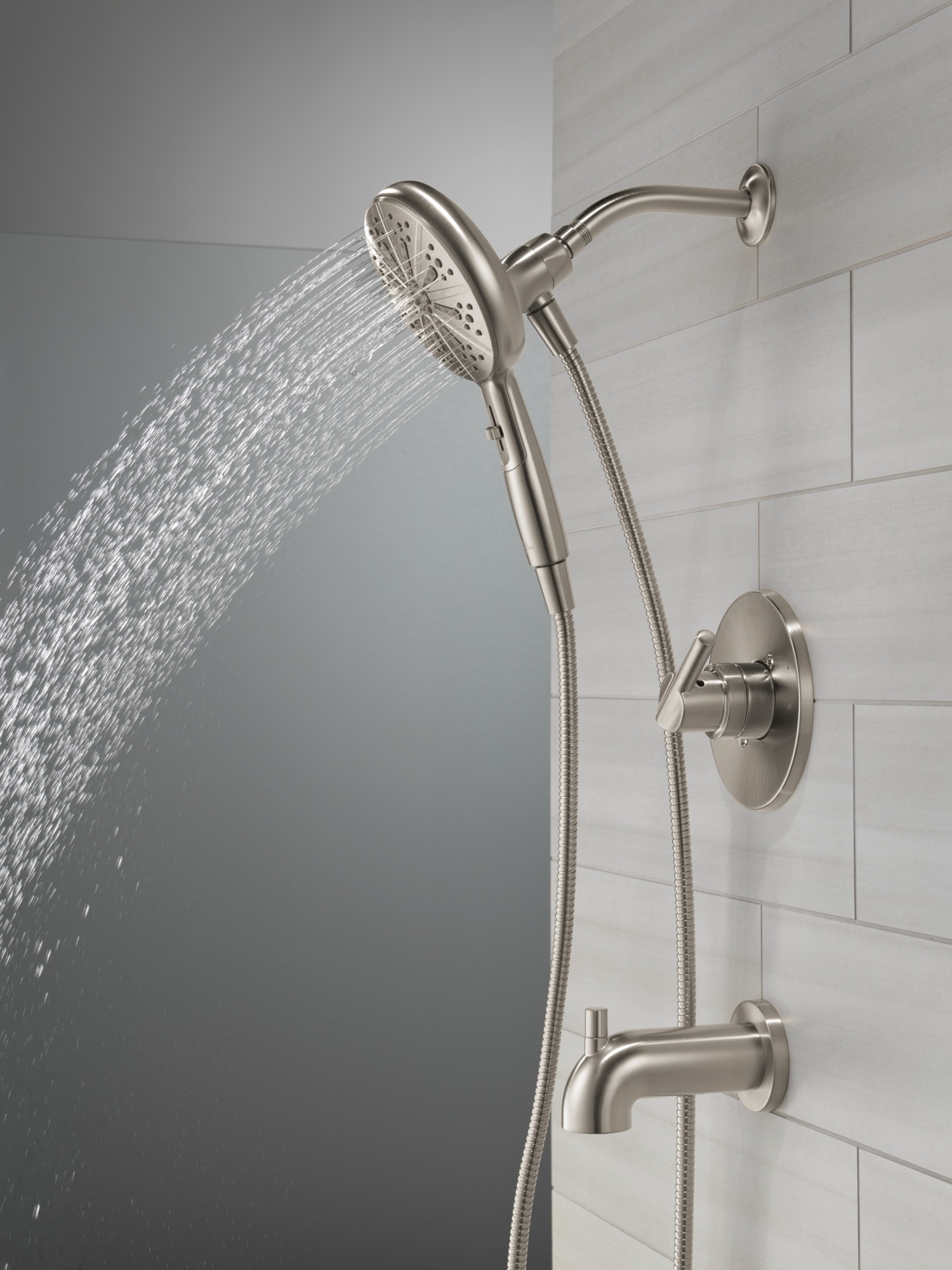 Grifería para bañera y regadera redonda de acero inoxidable Nicoli de Delta con 1 manija y función múltiple de 6.5 pulgadas, incluye válvula 144749-SS-HS.