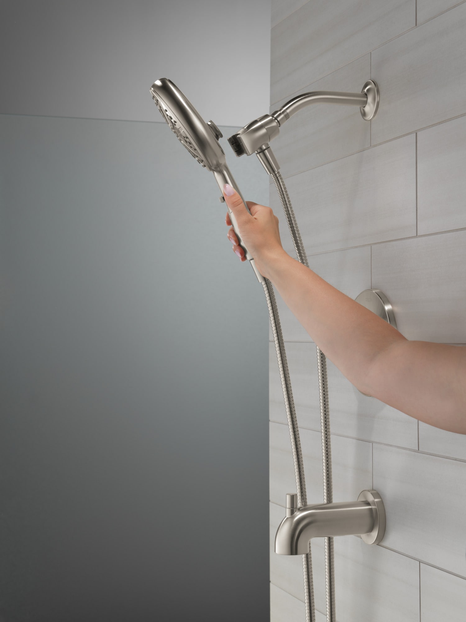 Grifería para bañera y regadera redonda de acero inoxidable Nicoli de Delta con 1 manija y función múltiple de 6.5 pulgadas, incluye válvula 144749-SS-HS.