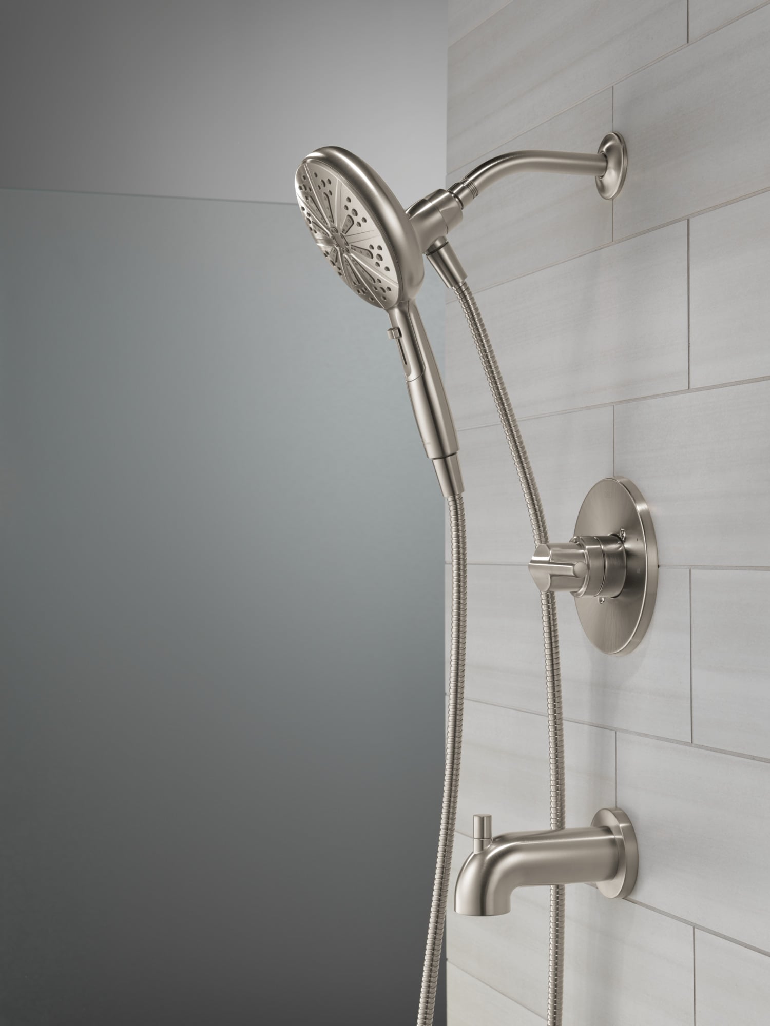 Grifería para bañera y regadera redonda de acero inoxidable Nicoli de Delta con 1 manija y función múltiple de 6.5 pulgadas, incluye válvula 144749-SS-HS.