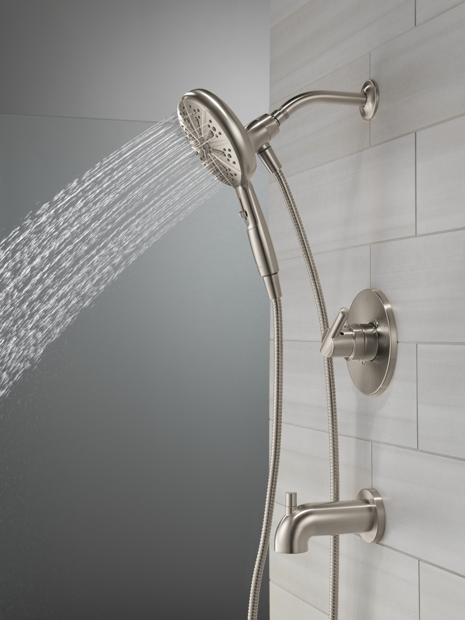 Grifería para bañera y regadera redonda de acero inoxidable Nicoli de Delta con 1 manija y función múltiple de 6.5 pulgadas, incluye válvula 144749-SS-HS.