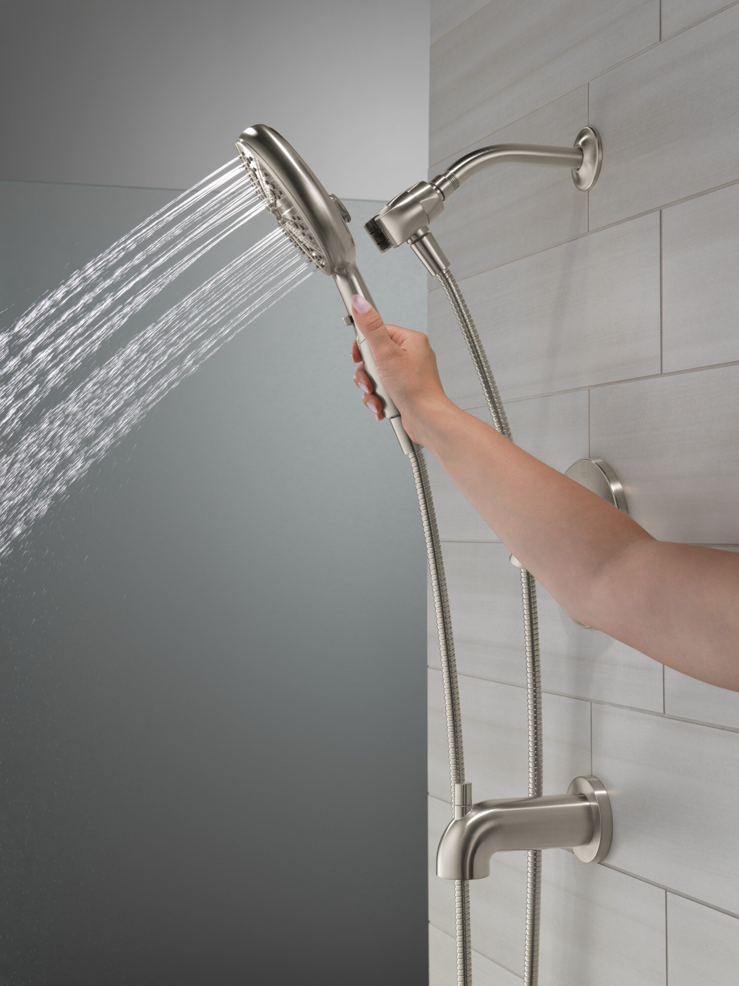 Grifería para bañera y regadera redonda de acero inoxidable Nicoli de Delta con 1 manija y función múltiple de 6.5 pulgadas, incluye válvula 144749-SS-HS.