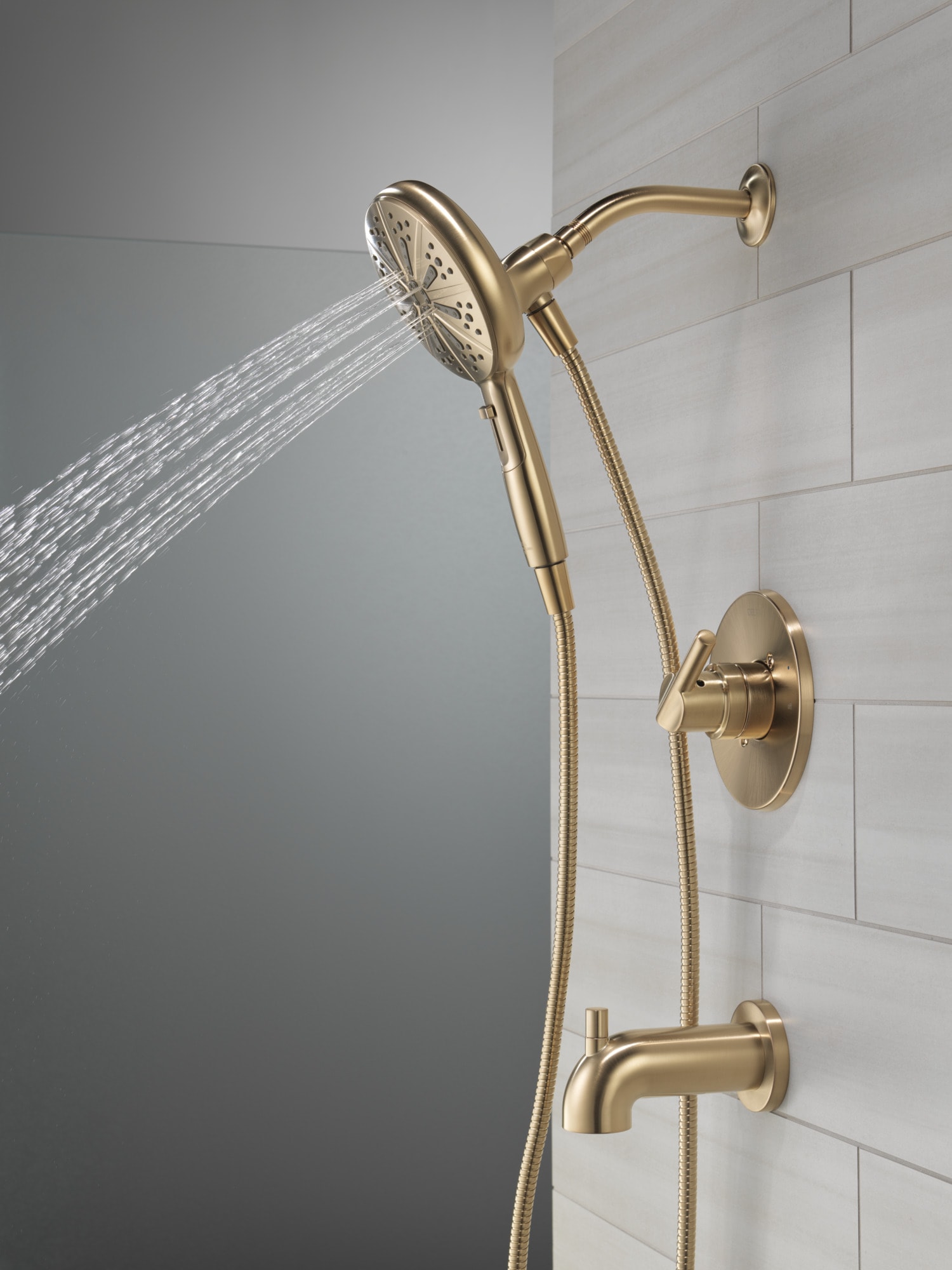 Grifo de bañera y ducha redondo de 6.5 pulgadas con una sola manija y funciones múltiples en color bronce champagne de Delta Nicoli con válvula 144749-CZ-HS.