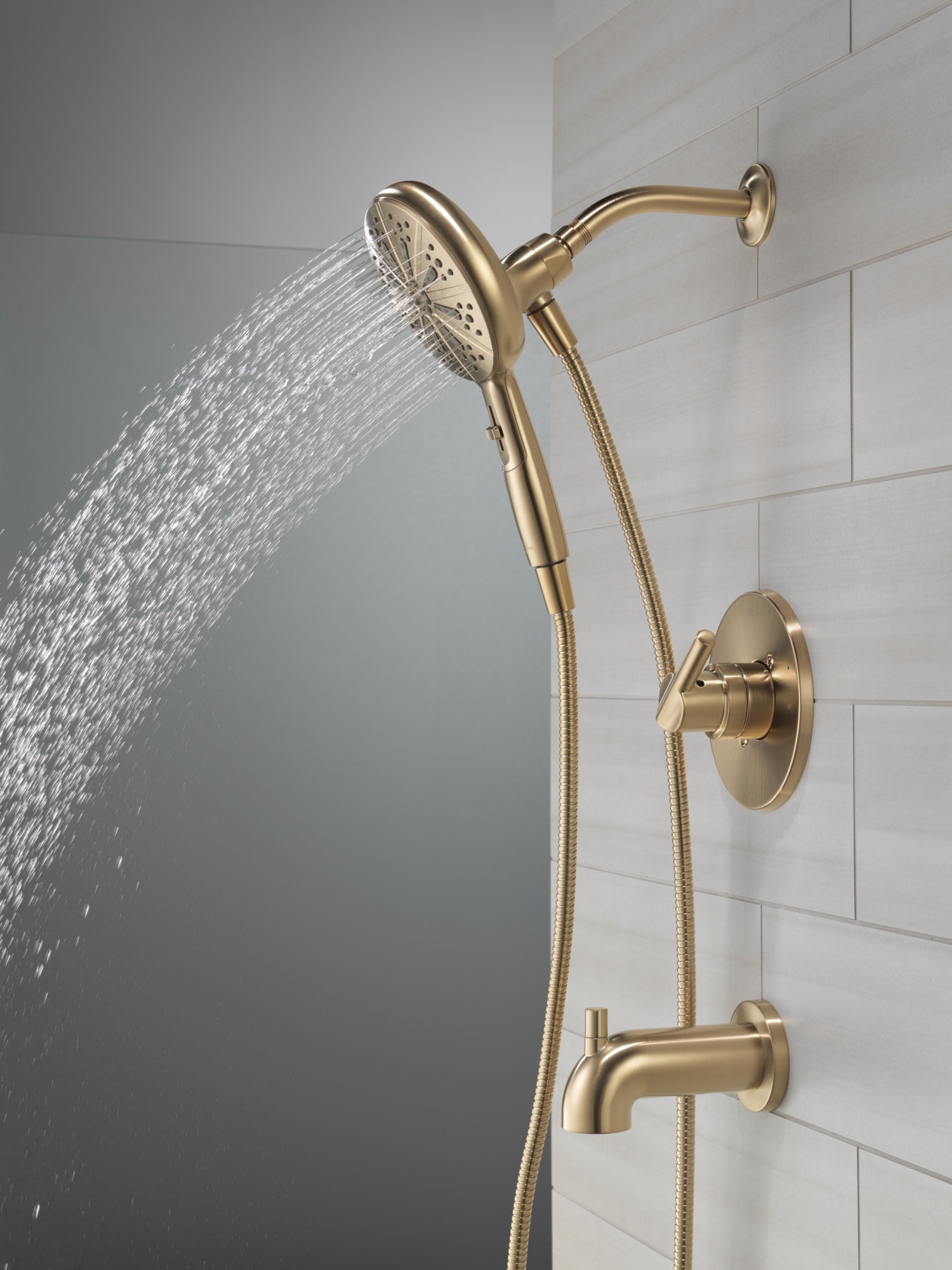 Grifo de bañera y ducha redondo de 6.5 pulgadas con una sola manija y funciones múltiples en color bronce champagne de Delta Nicoli con válvula 144749-CZ-HS.