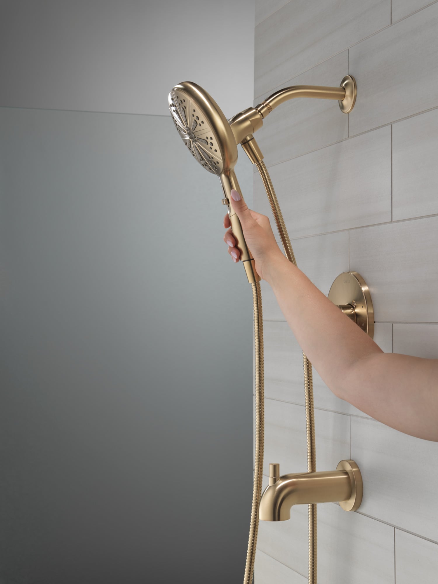 Grifo de bañera y ducha redondo de 6.5 pulgadas con una sola manija y funciones múltiples en color bronce champagne de Delta Nicoli con válvula 144749-CZ-HS.