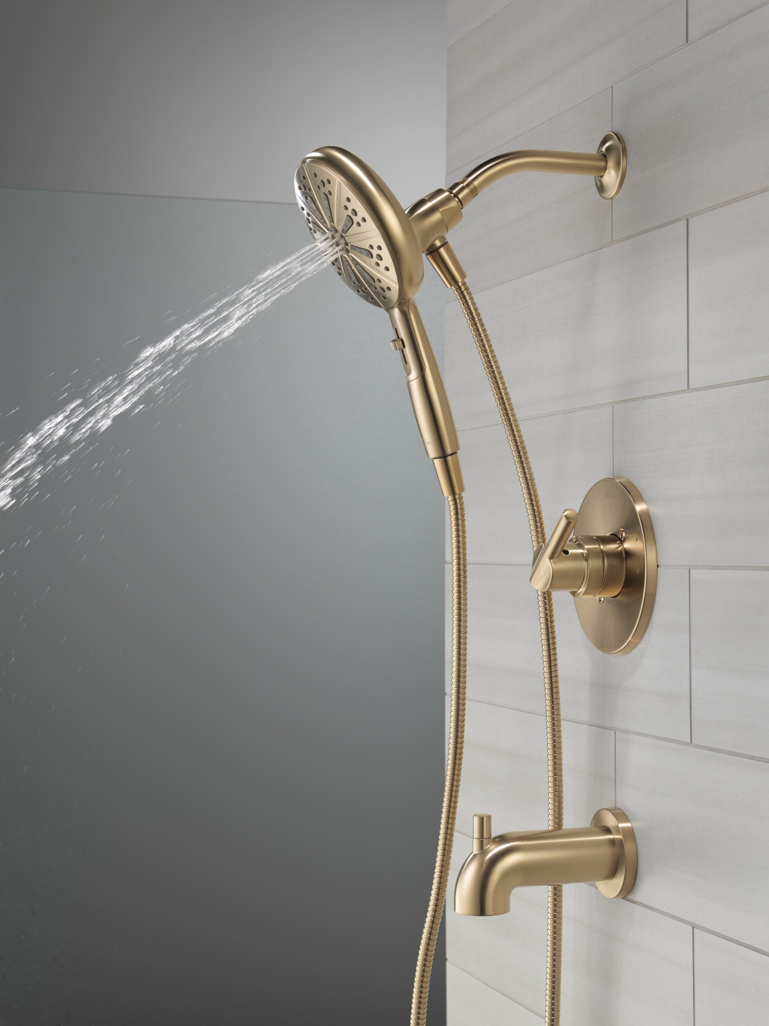 Grifo de bañera y ducha redondo de 6.5 pulgadas con una sola manija y funciones múltiples en color bronce champagne de Delta Nicoli con válvula 144749-CZ-HS.