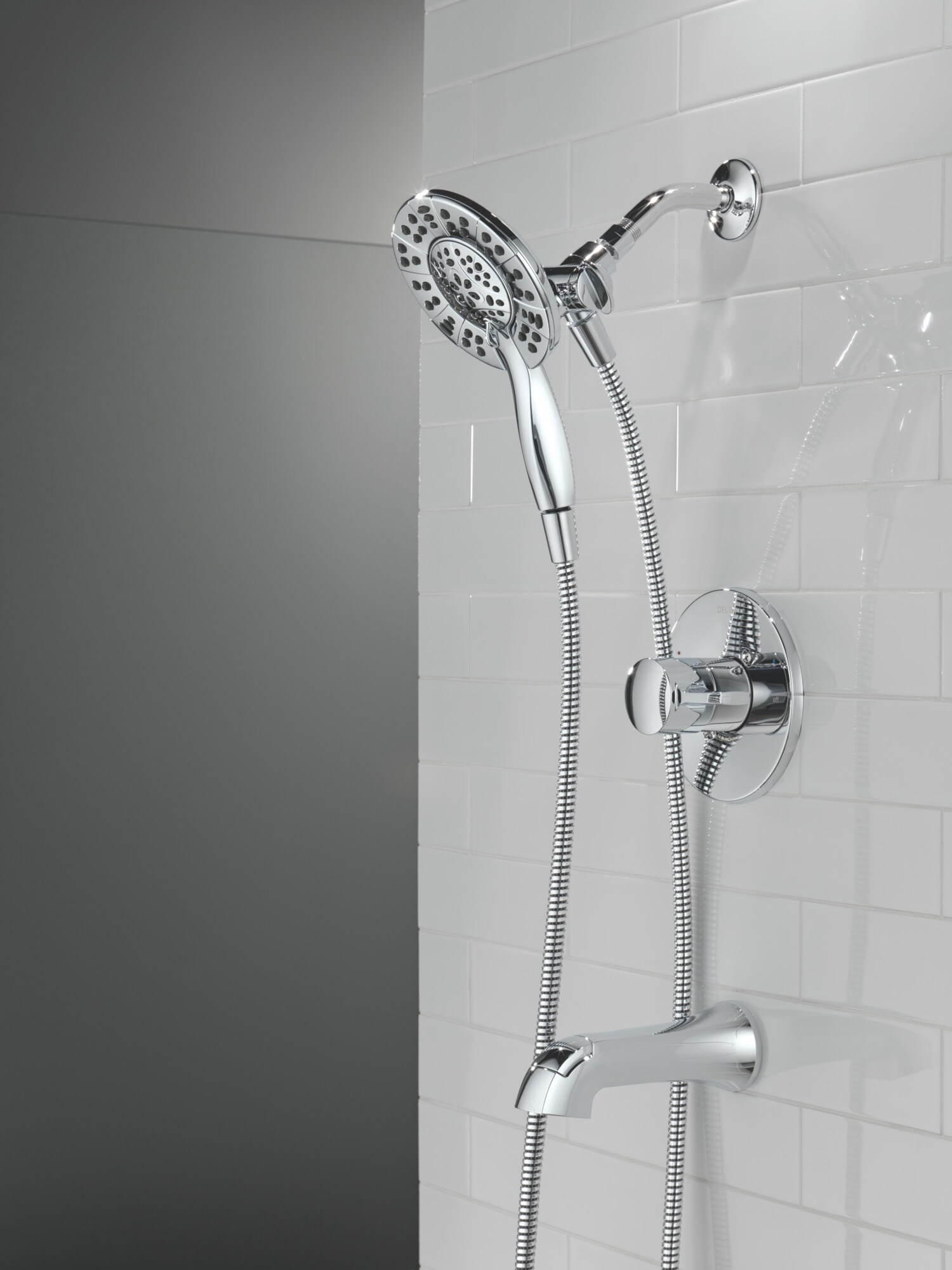 Grifo de bañera y ducha redondo de 6.0 pulgadas con 1 mango y funciones múltiples en cromo Delta Albion T144855-I.