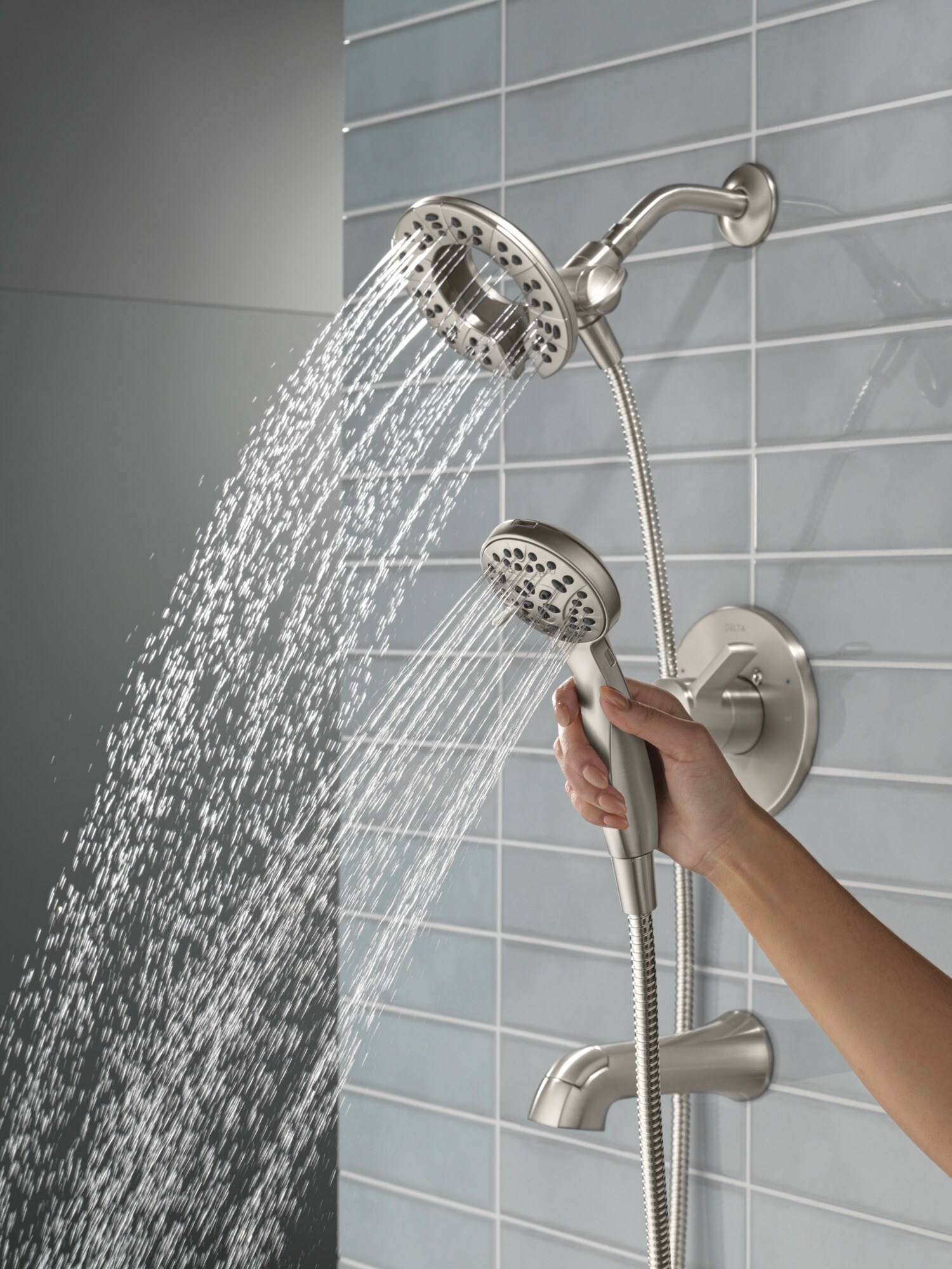 Mezcladora de Bañera y Ducha Redonda de 6.0 Pulgadas de Níquel con un Mango Delta Albion, Función Múltiple