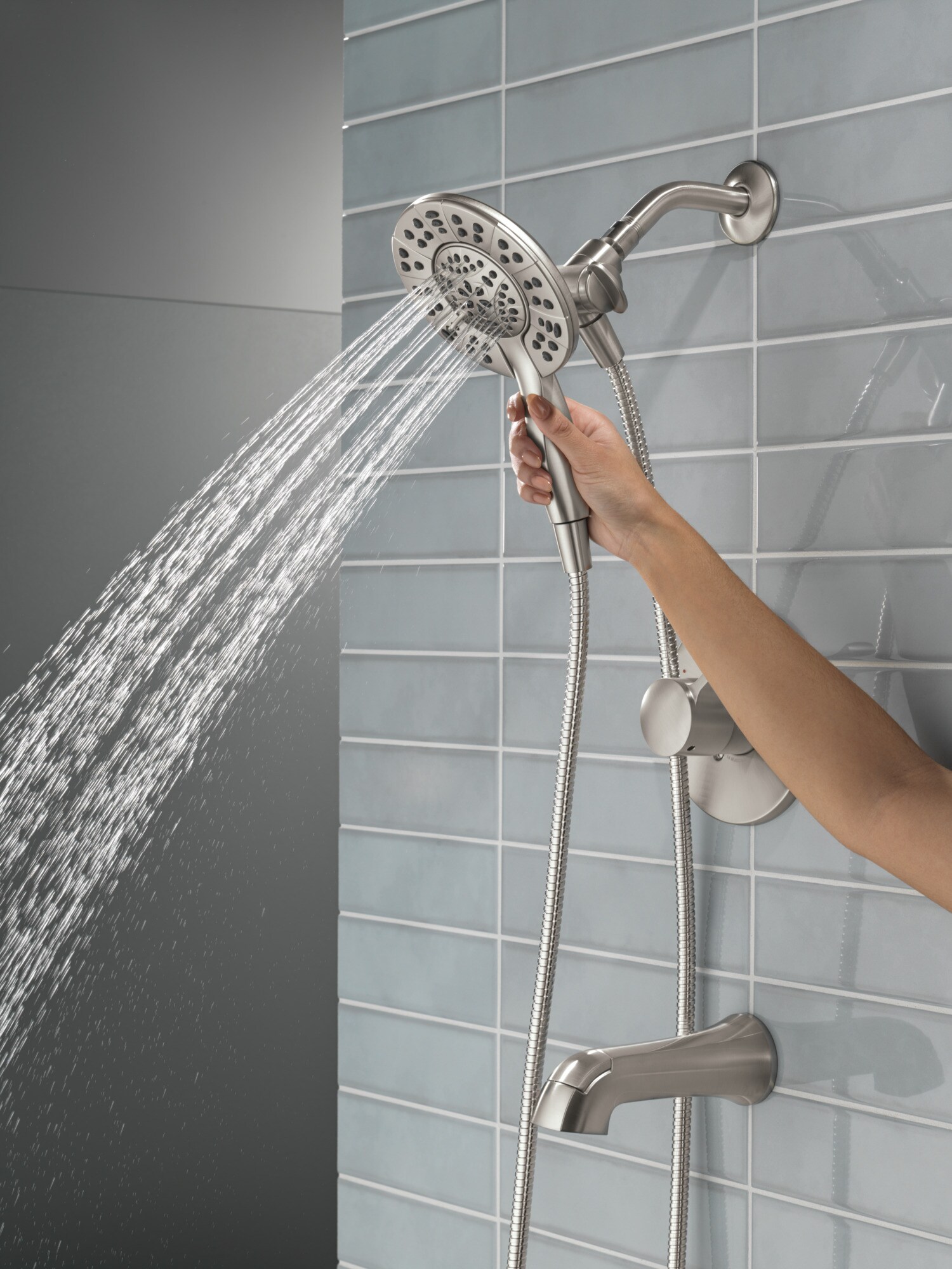 Mezcladora de Bañera y Ducha Redonda de 6.0 Pulgadas de Níquel con un Mango Delta Albion, Función Múltiple
