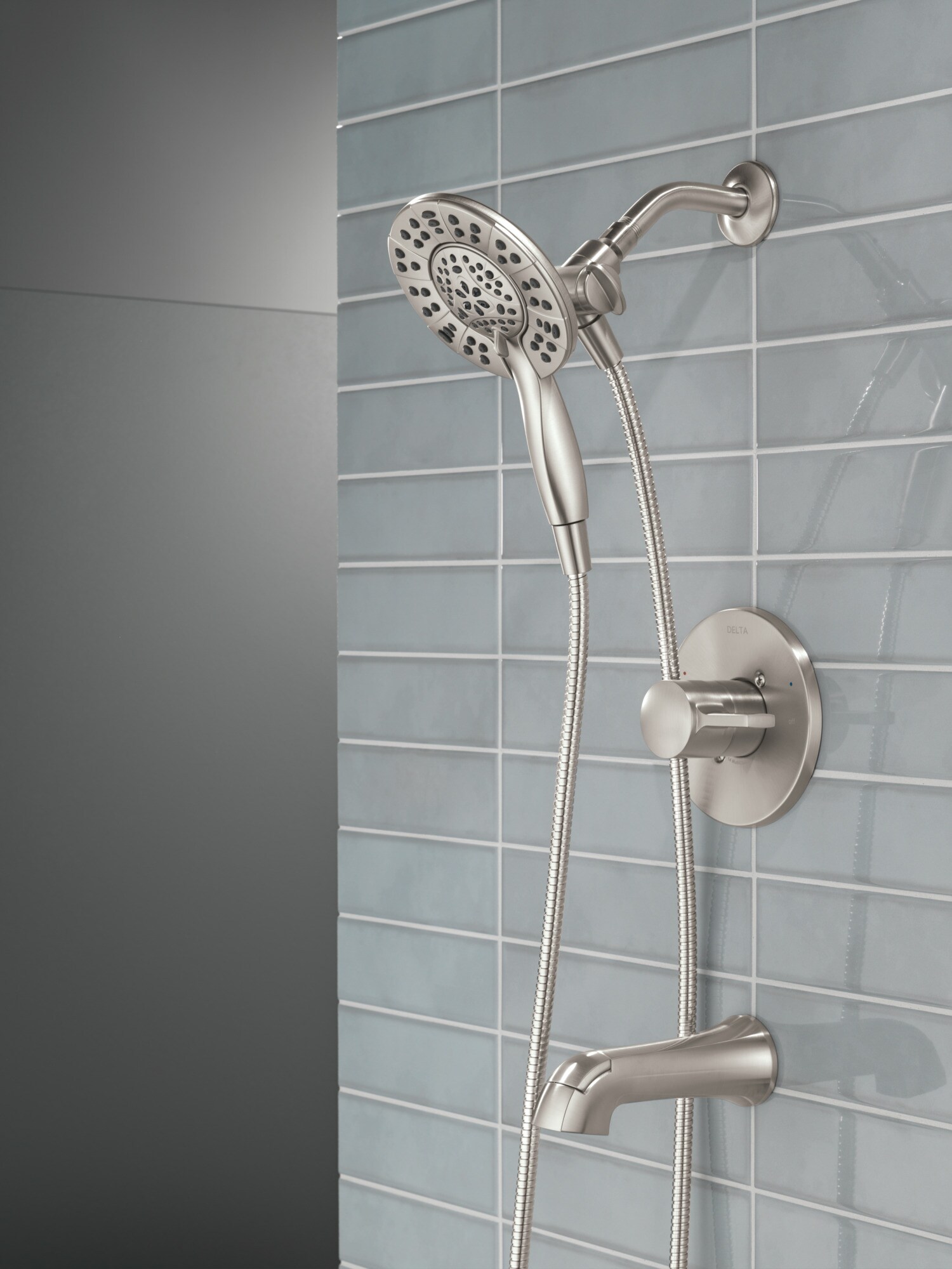 Mezcladora de Bañera y Ducha Redonda de 6.0 Pulgadas de Níquel con un Mango Delta Albion, Función Múltiple