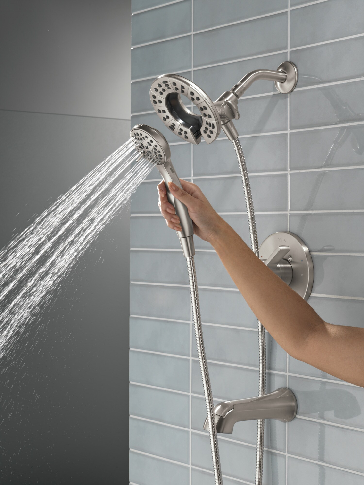 Mezcladora de Bañera y Ducha Redonda de 6.0 Pulgadas de Níquel con un Mango Delta Albion, Función Múltiple