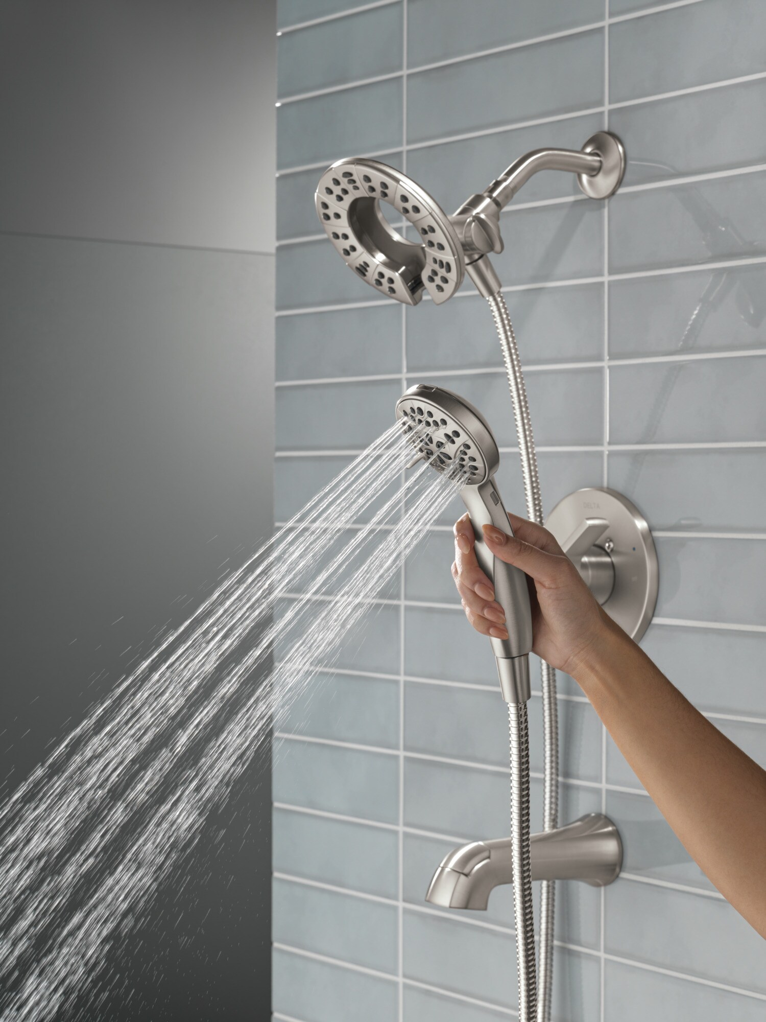 Mezcladora de Bañera y Ducha Redonda de 6.0 Pulgadas de Níquel con un Mango Delta Albion, Función Múltiple