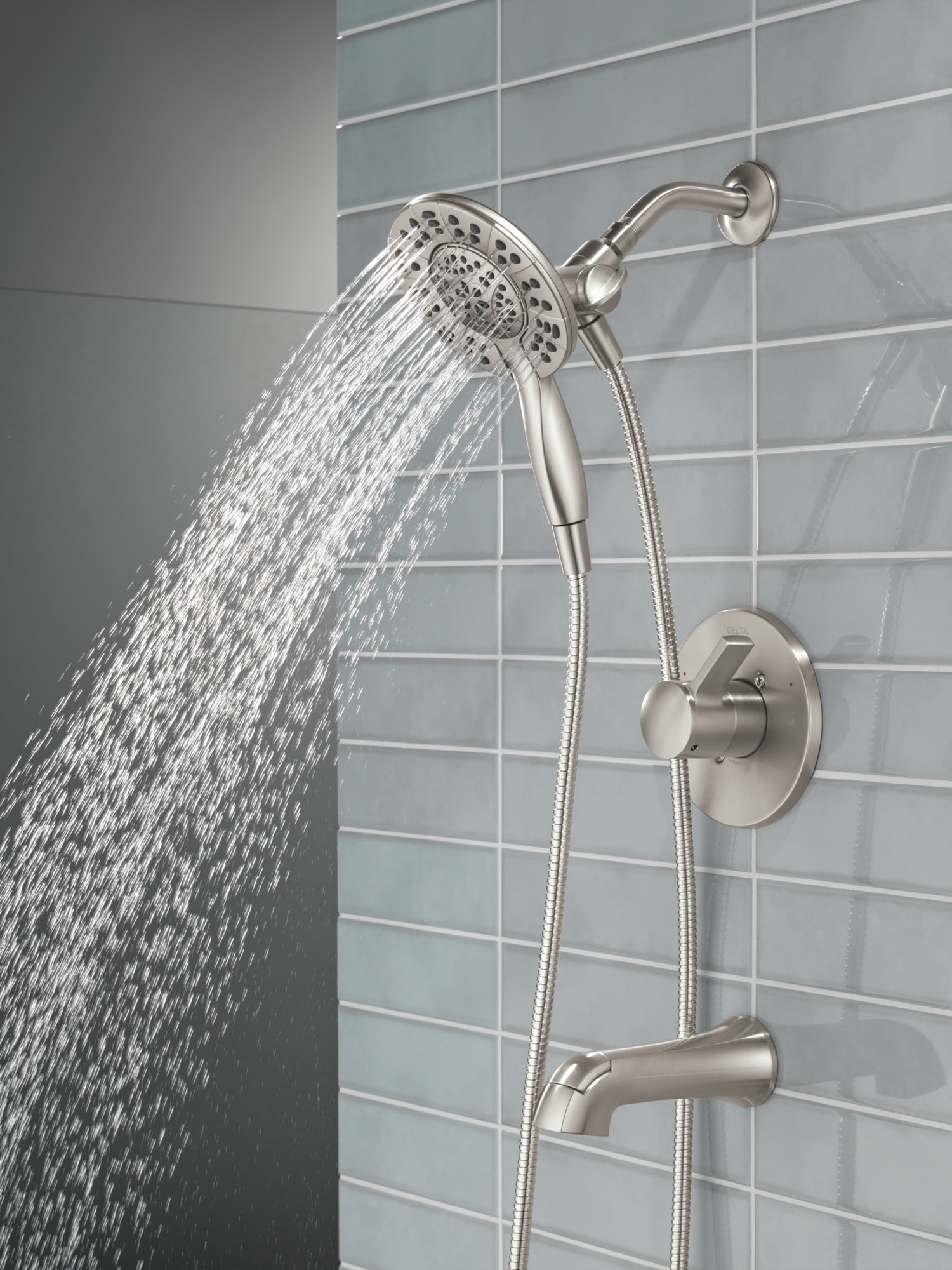 Mezcladora de Bañera y Ducha Redonda de 6.0 Pulgadas de Níquel con un Mango Delta Albion, Función Múltiple