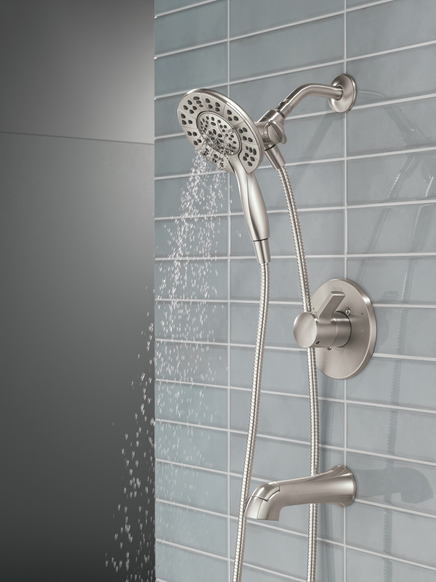 Mezcladora de Bañera y Ducha Redonda de 6.0 Pulgadas de Níquel con un Mango Delta Albion, Función Múltiple
