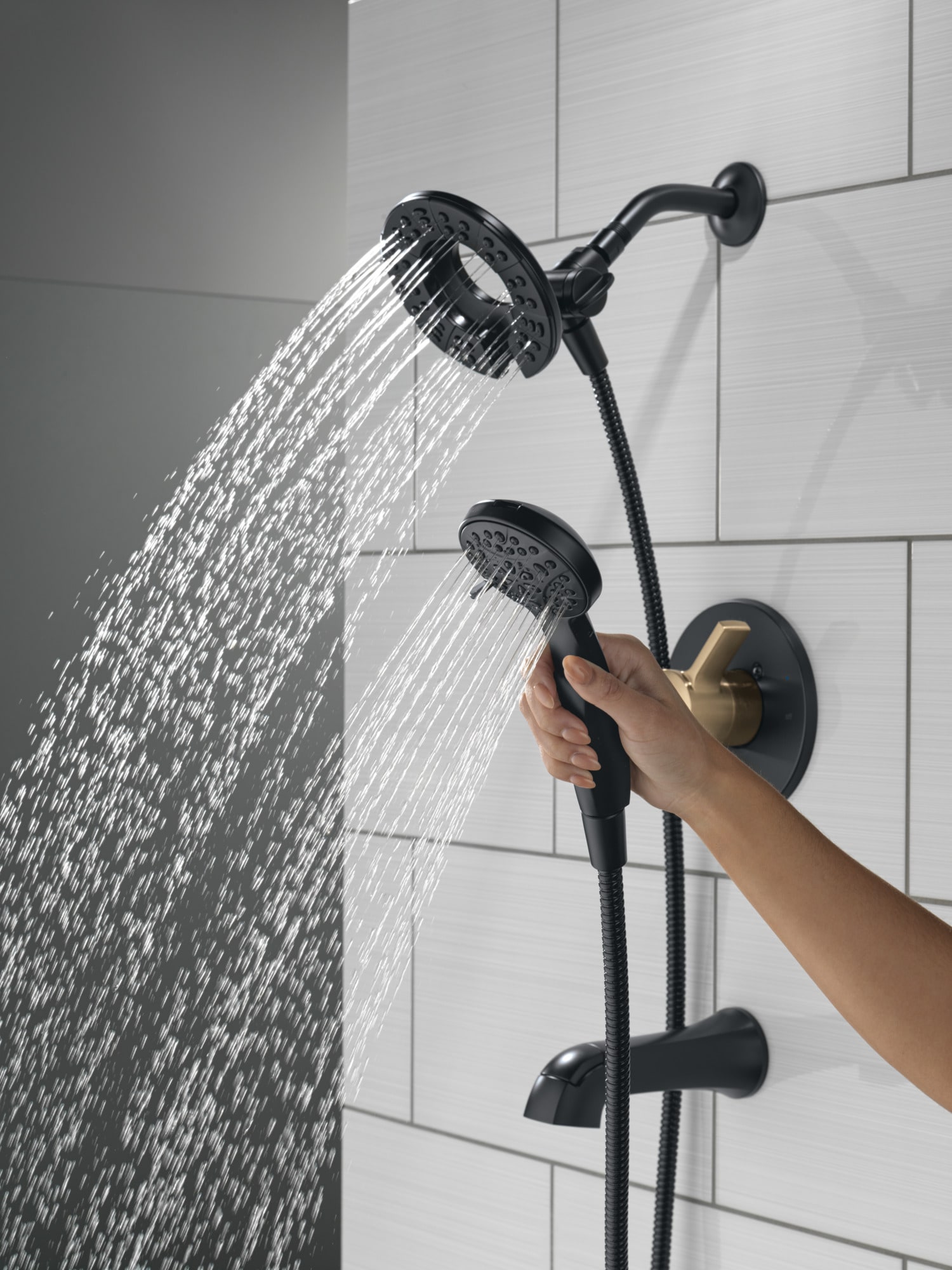 Grifo de Bañera y Ducha Redondo de 6.0 Pulgadas con 1 Mango en Color Negro/Bronce Champagne Delta Albion T144855-GZ-I