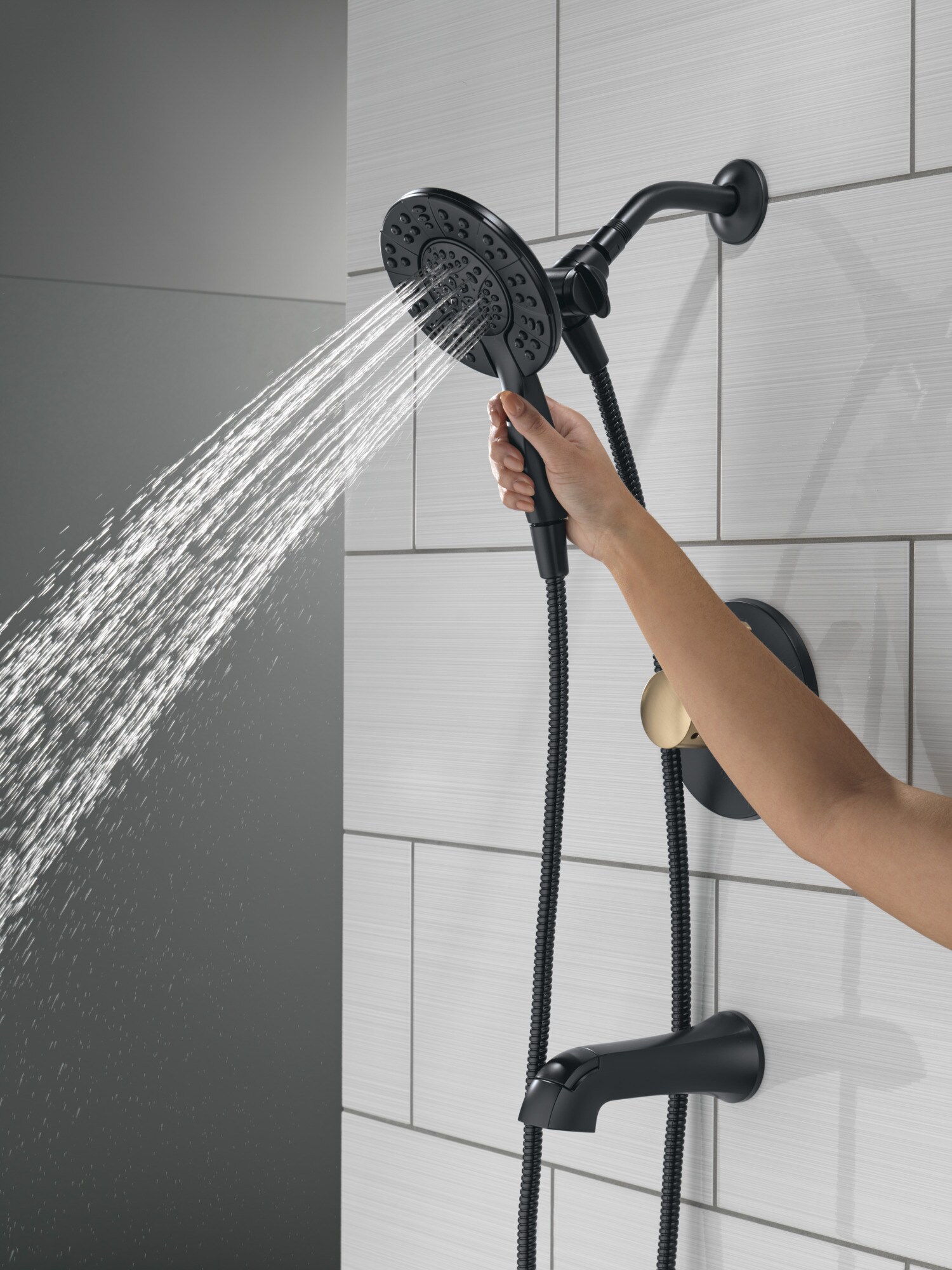 Grifo de Bañera y Ducha Redondo de 6.0 Pulgadas con 1 Mango en Color Negro/Bronce Champagne Delta Albion T144855-GZ-I