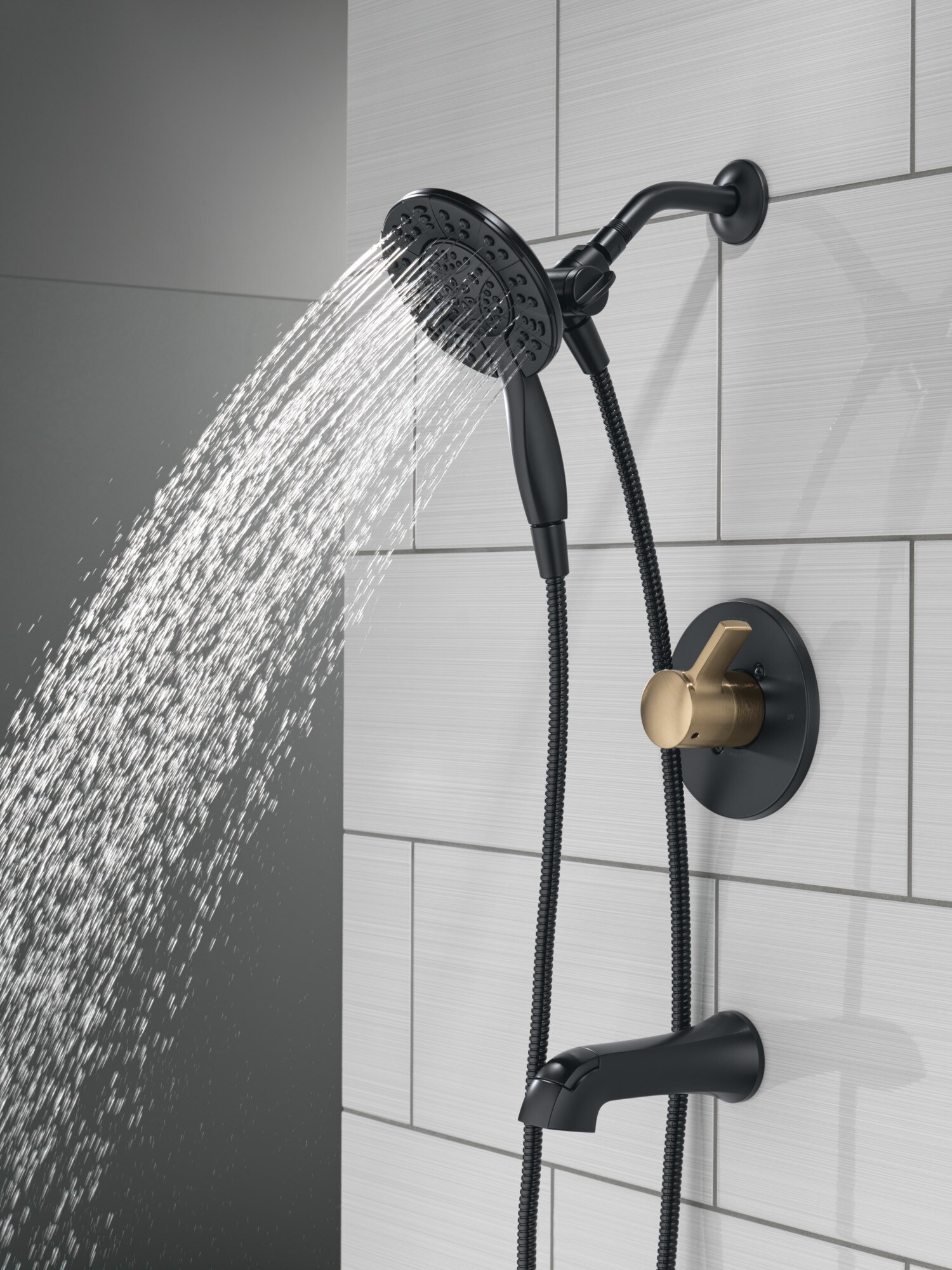 Grifo de Bañera y Ducha Redondo de 6.0 Pulgadas con 1 Mango en Color Negro/Bronce Champagne Delta Albion T144855-GZ-I